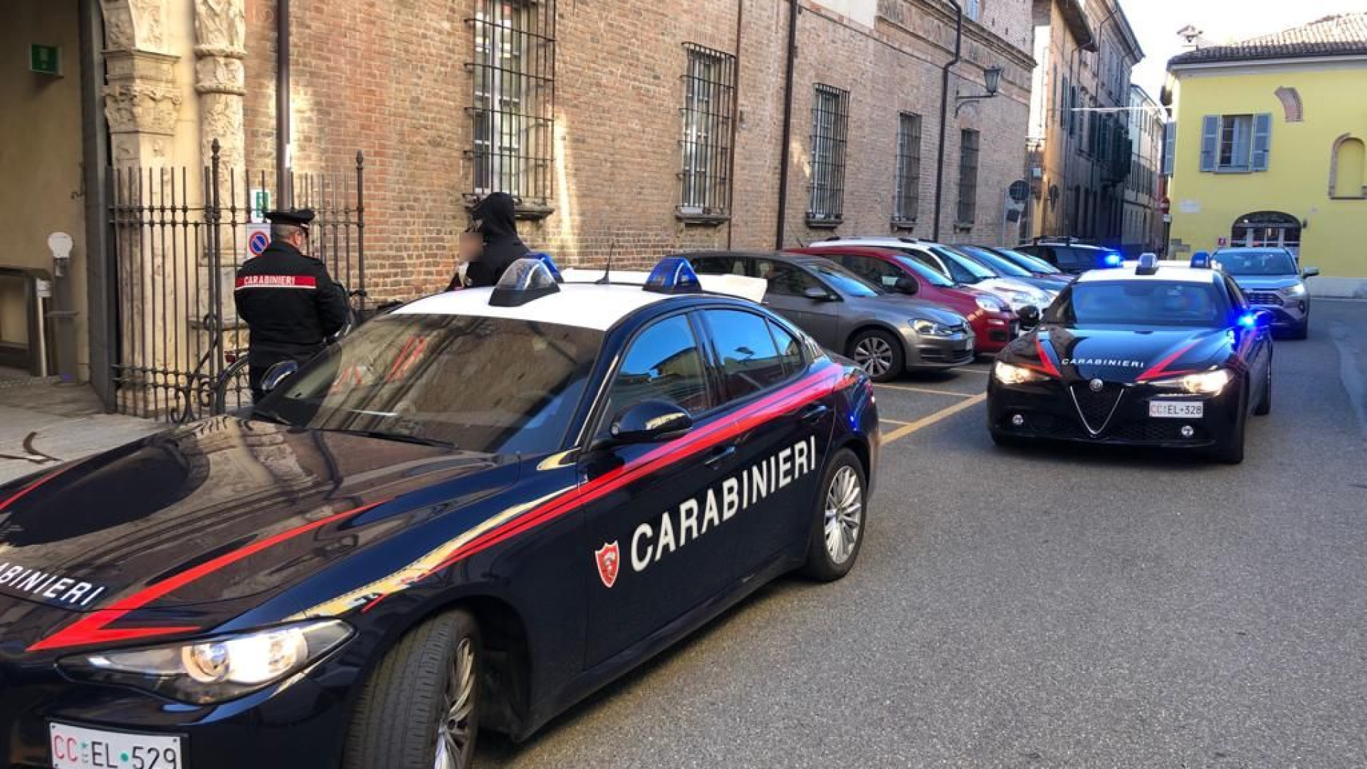 Crea scompiglio alla Caritas e ferisce un carabiniere: 32enne finisce in manette