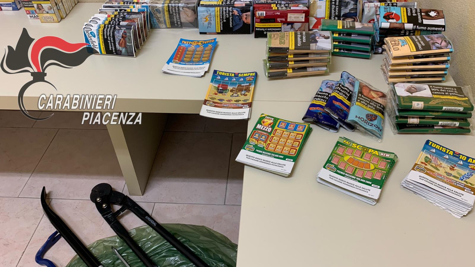 Spaccata alla tabaccheria di Pontenure: inseguiti, i ladri abbandonano il bottino