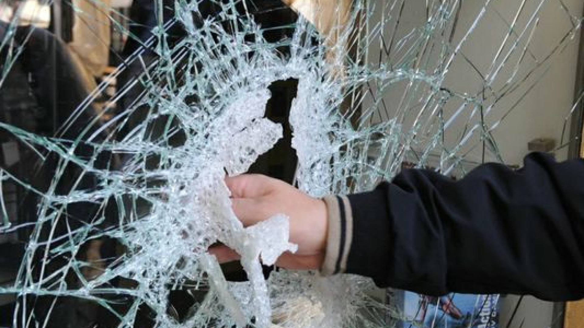 Spaccata nella notte al bar di via Falconi: danni ingenti. Bottino magro