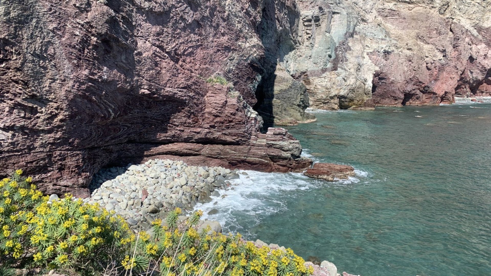 Pensieri in quota. La scenografia naturale della caletta di Albana. Podcast