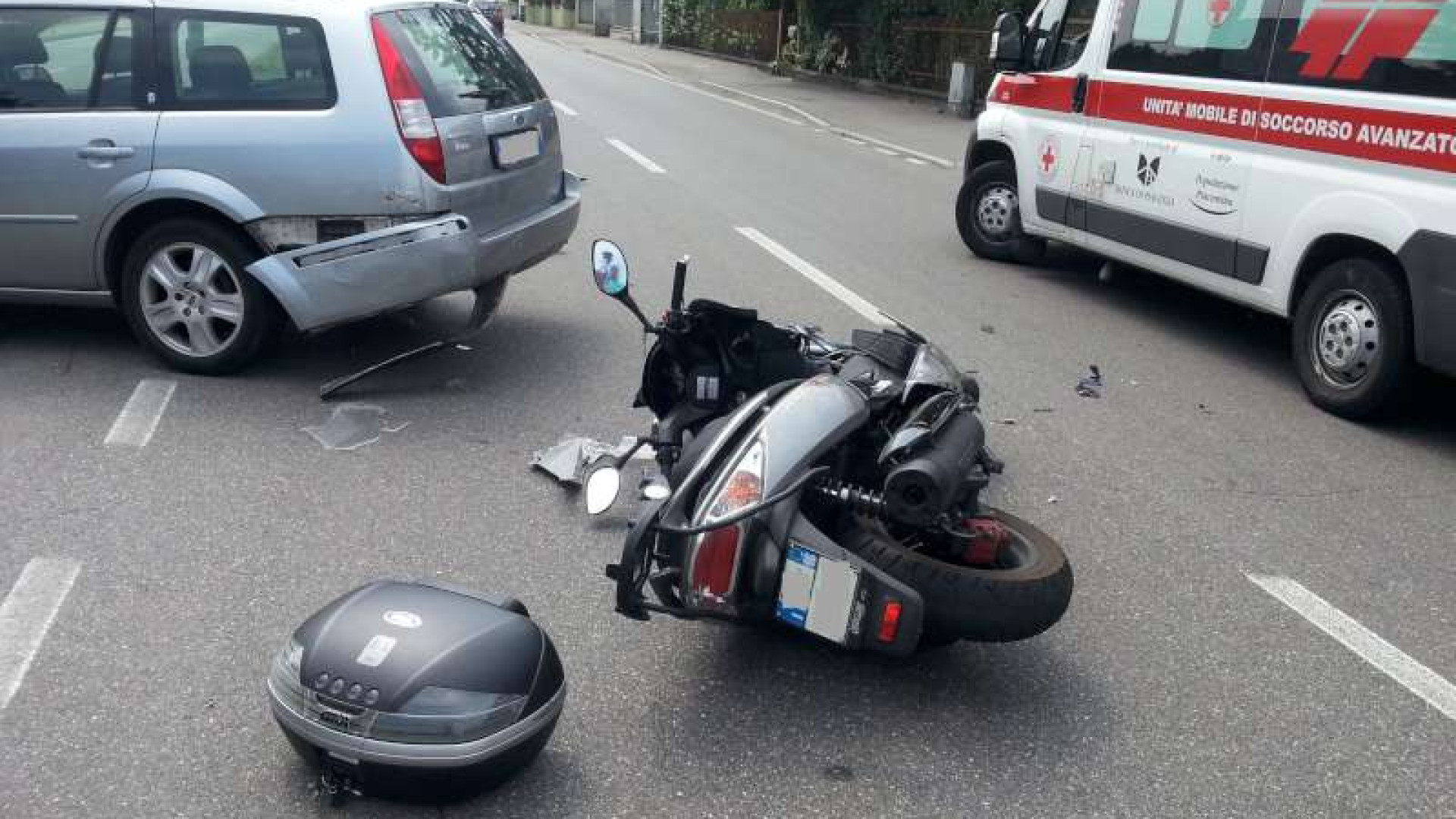 Incidente in via Primo Maggio: scontro con un'auto, scooterista ferito