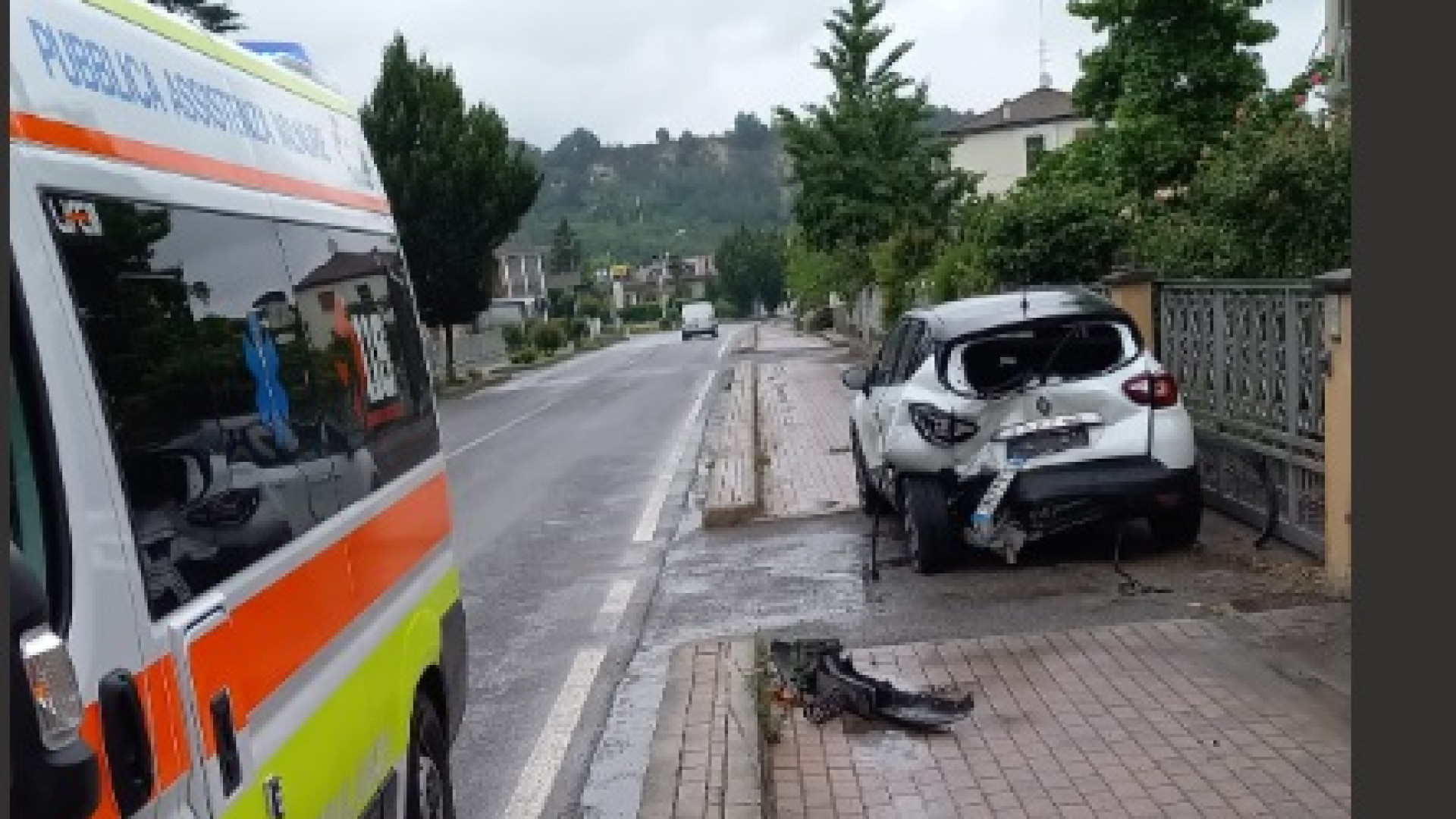 Ponte dell'olio, tampona un'auto e non si ferma. Individuato il conducente