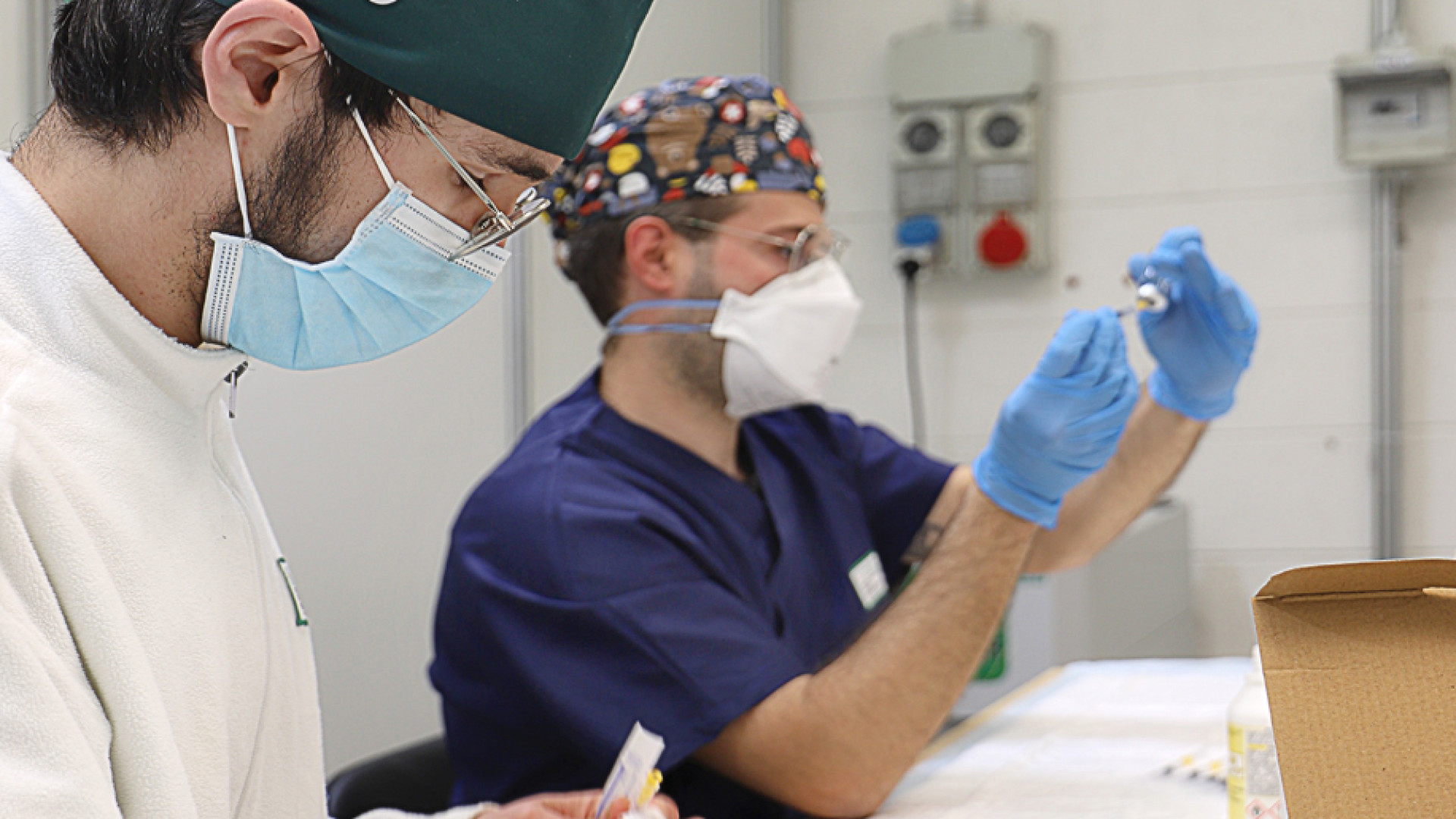 Vaccini, al via per i 60-64 anni. Dal 31 maggio ok per i luoghi di lavoro