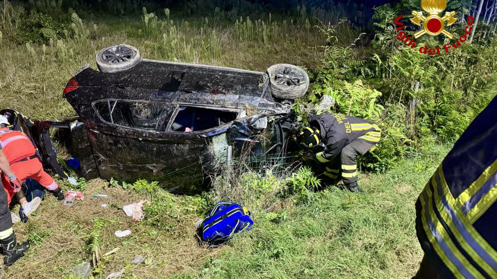 Auto con tre giovani si ribalta in autostrada finendo in un campo: un ferito grave