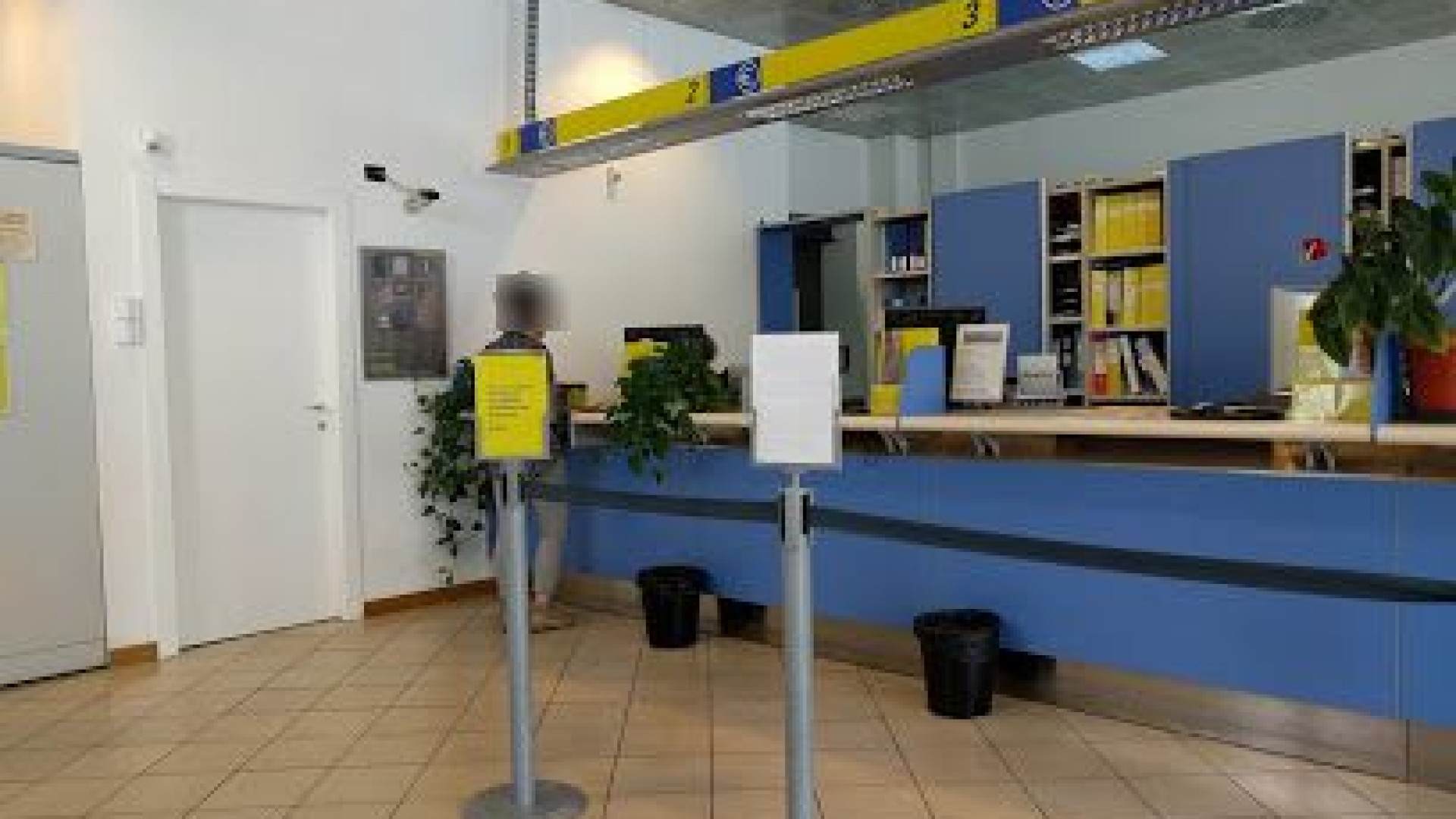 Dà in escandescenze alle Poste: finanziere interviene e riesce a calmarlo