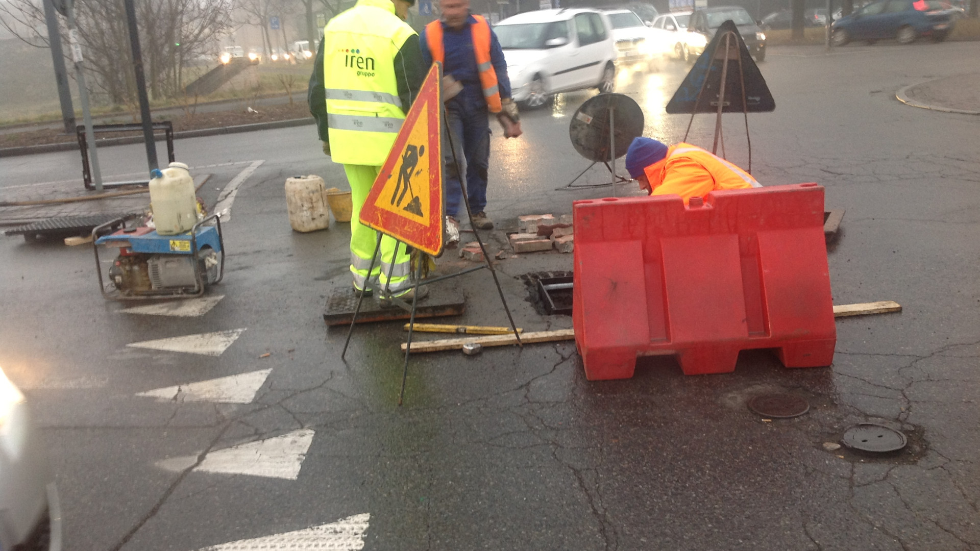 Via XXI Aprile, cede un tombino: operai al lavoro. Lunghe code