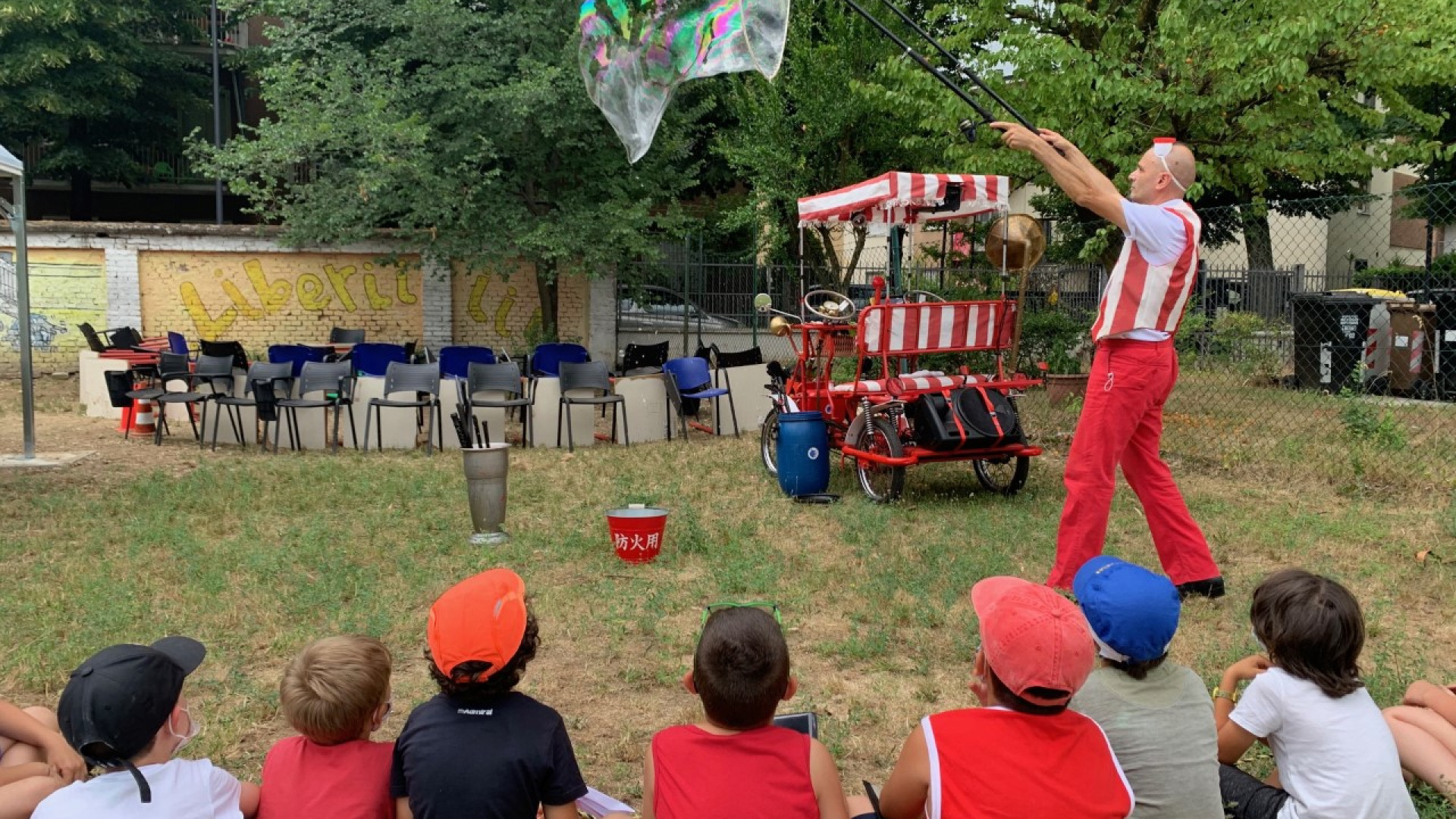 Il mago delle bolle incanta i bimbi alla Genocchi. Stasera parte "Itinerari di teatro"