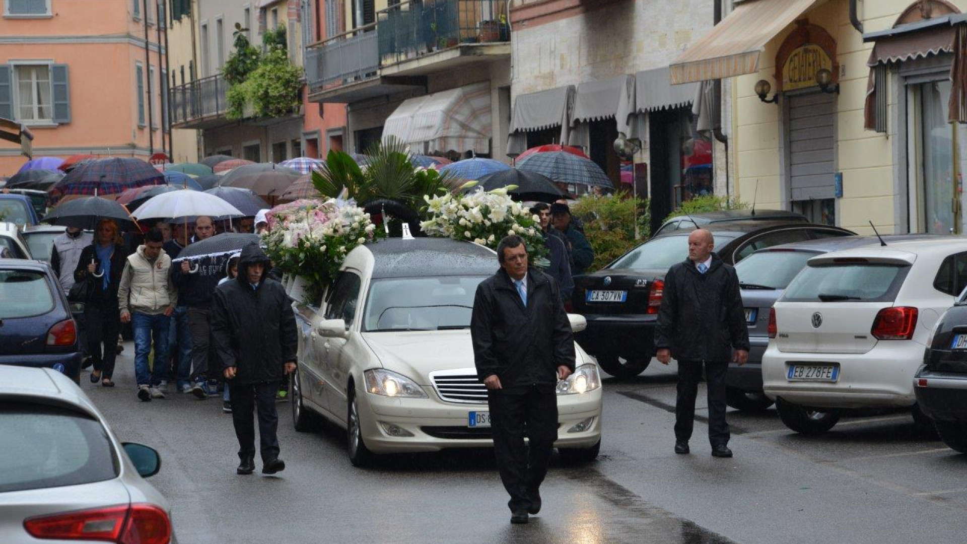 L'ultimo straziante saluto a Noemi. Tutto il paese di Monticelli in corteo