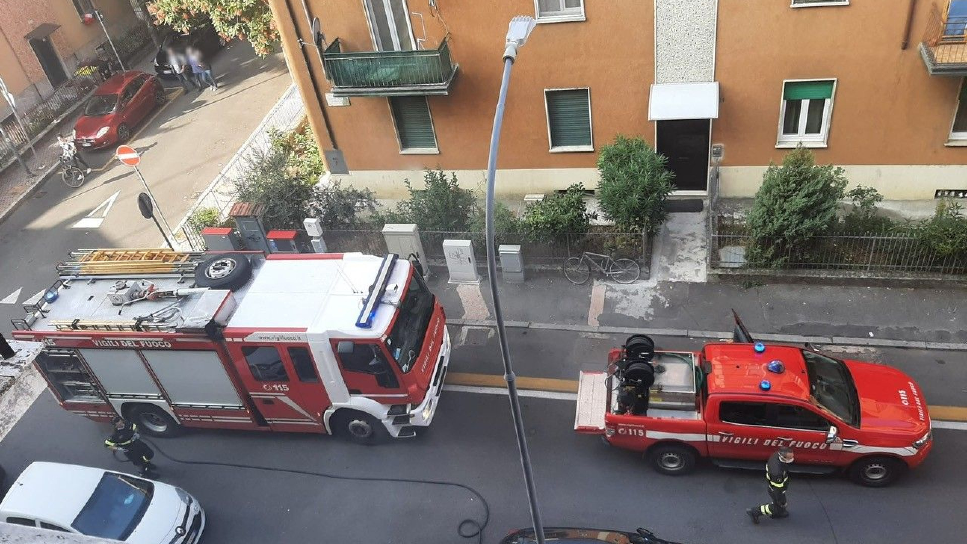 Via Scoto, fiamme in uno scantinato. Rogo domato dai vigili del fuoco