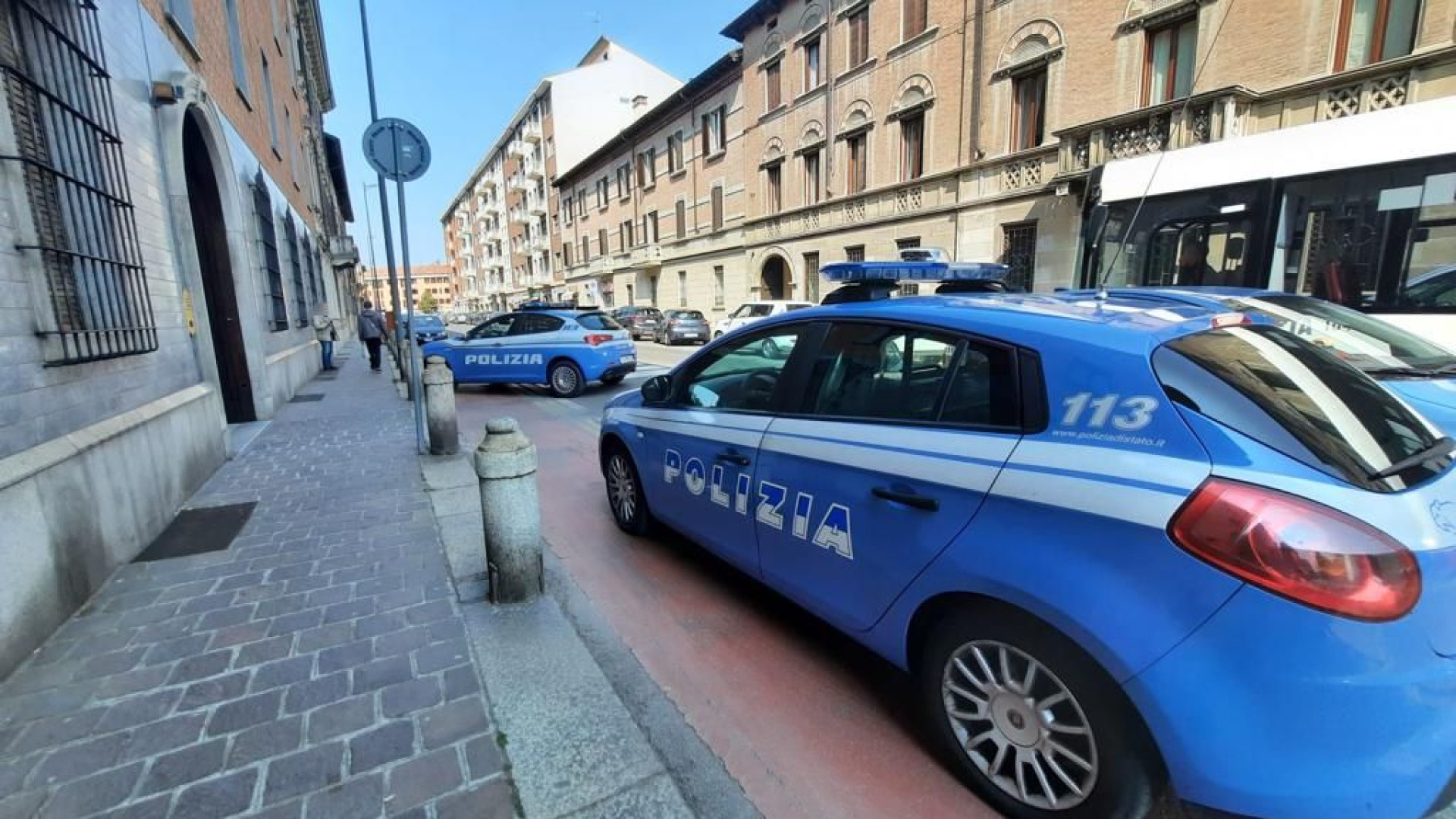 Ragazza in bilico sulla ringhiera del balcone salvata dall'intervento della polizia