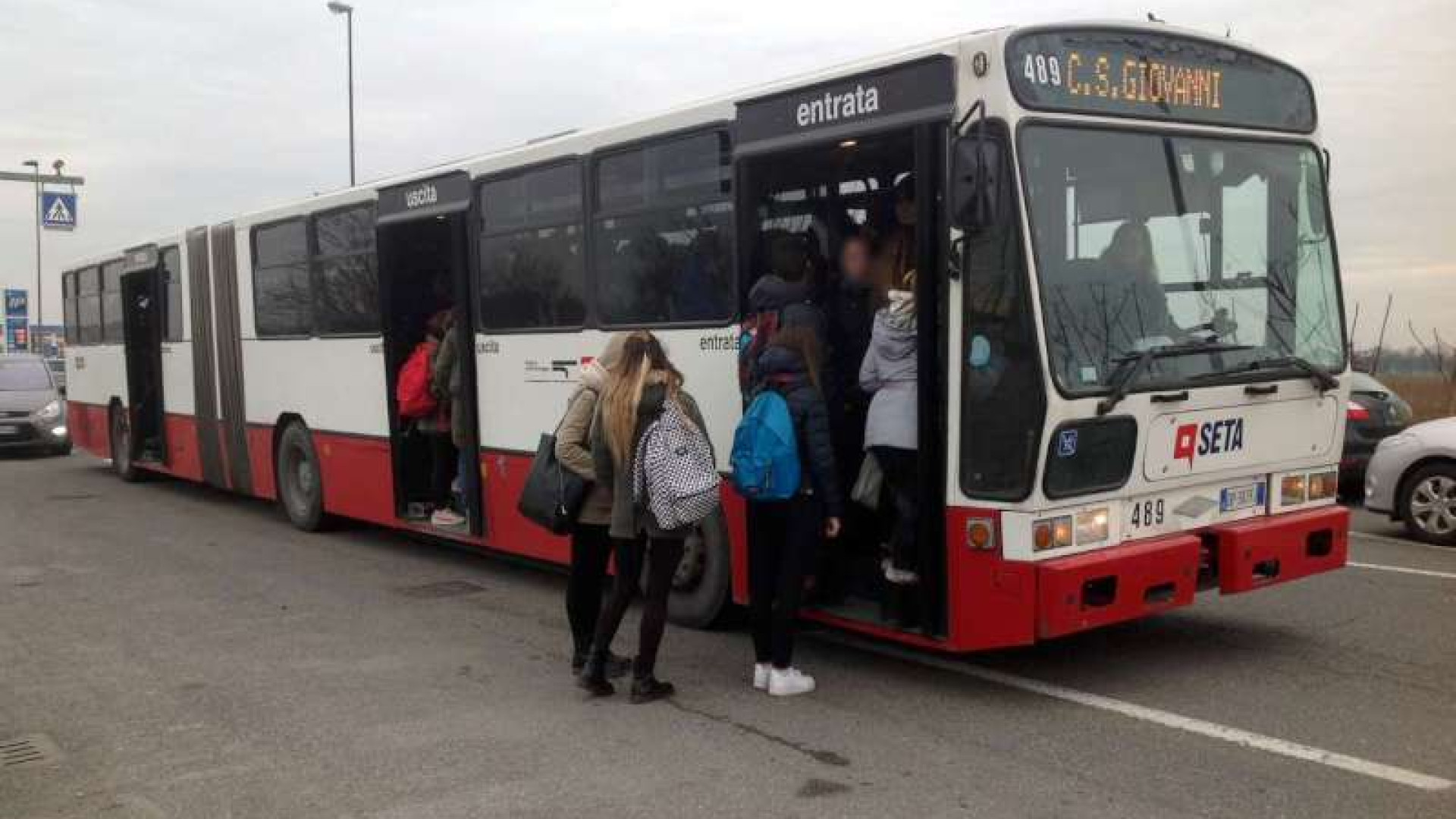 Gli studenti: “Sul bus per Castello viaggiamo ammassati”