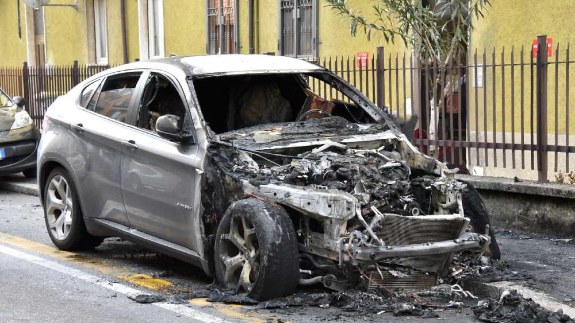 Corneliana, tre incendi nella notte: due auto e un cassonetto in fiamme