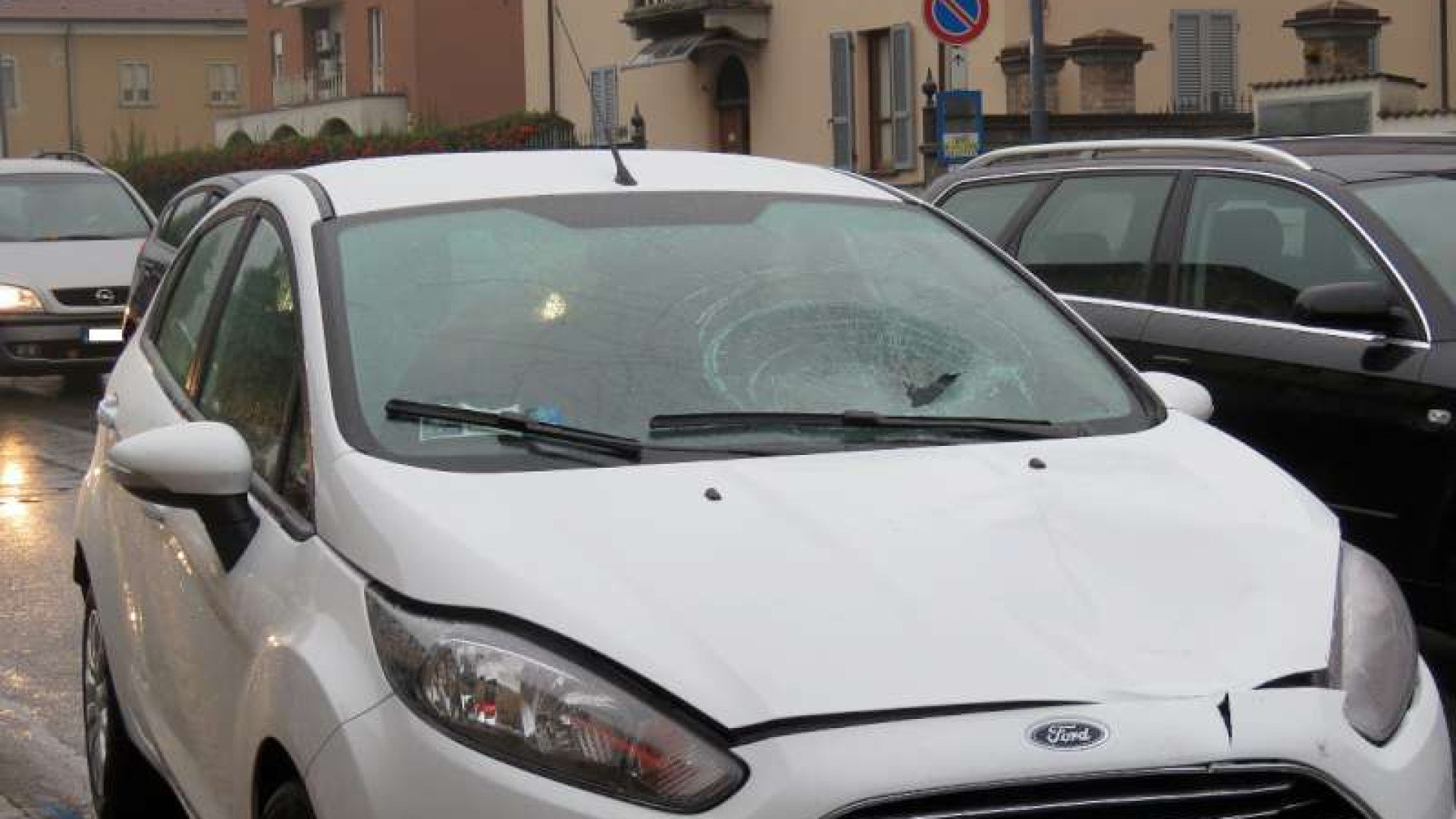 Attraversa la strada con il marito: falciata da un'auto. Gravissima