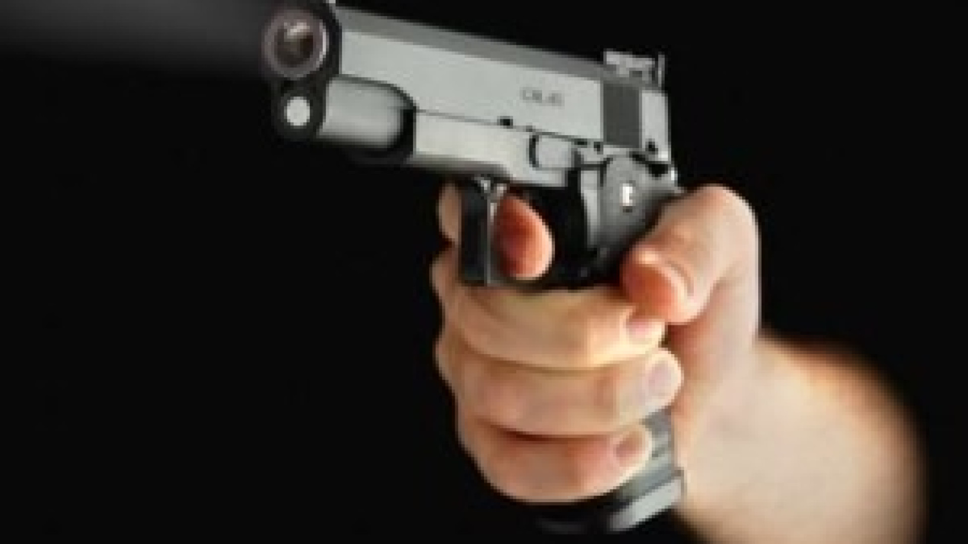 Pistola in pugno e calza nera sul volto, nuovo colpo in farmacia