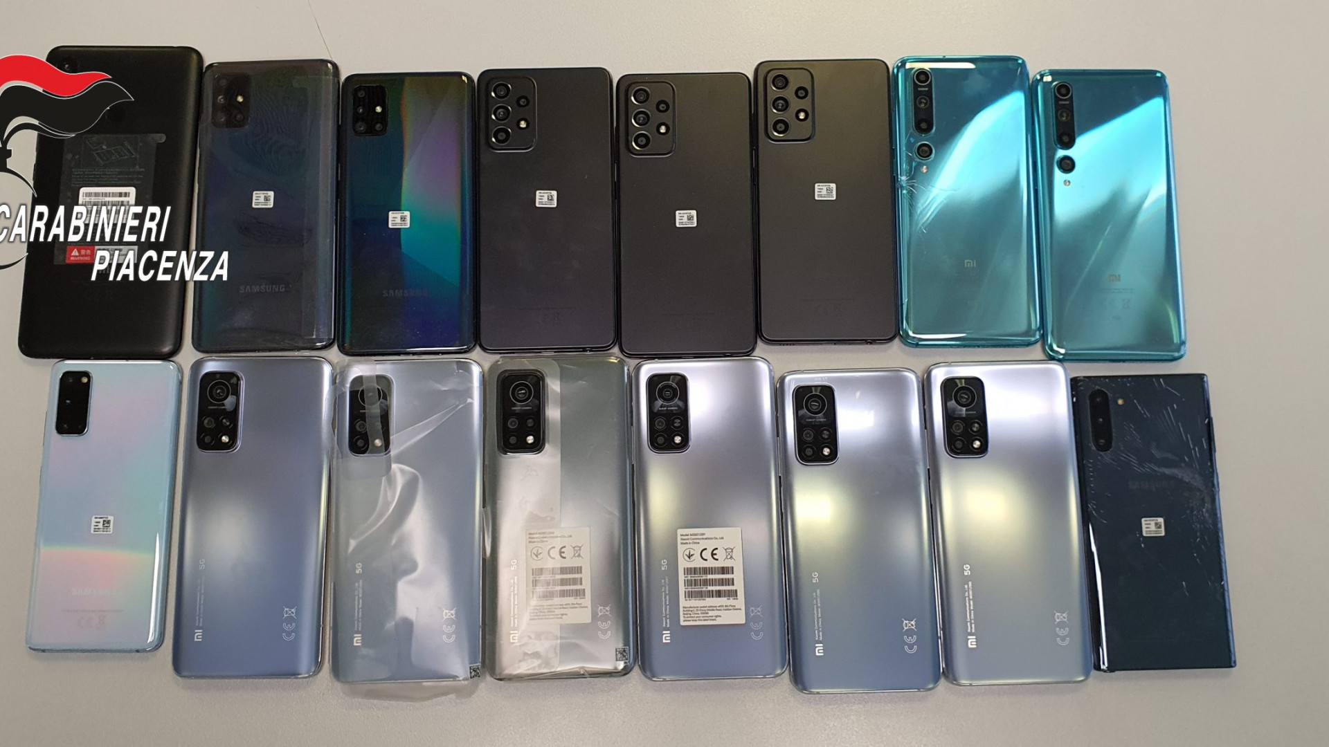 Prova a uscire da Amazon con 16 smartphone, magazziniere arrestato per furto