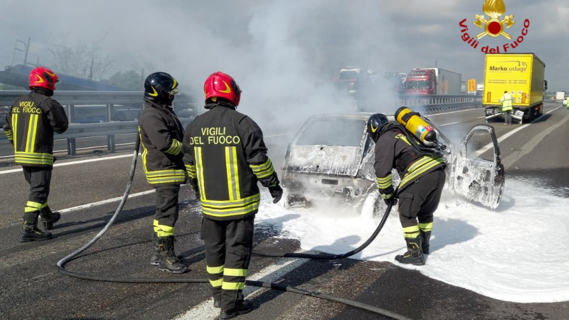 Paura in A21 per un'auto in fiamme. All'origine un guasto all'impianto elettrico