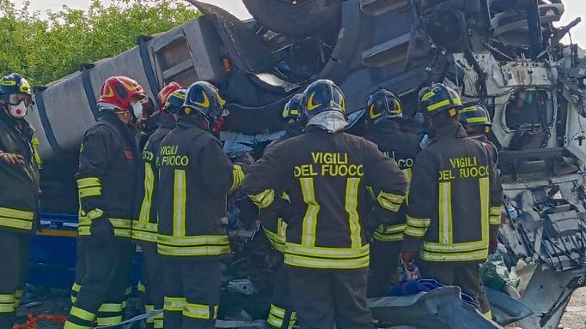 Incidente mortale in A21 a Piacenza: sette feriti, autista di camion perde la vita