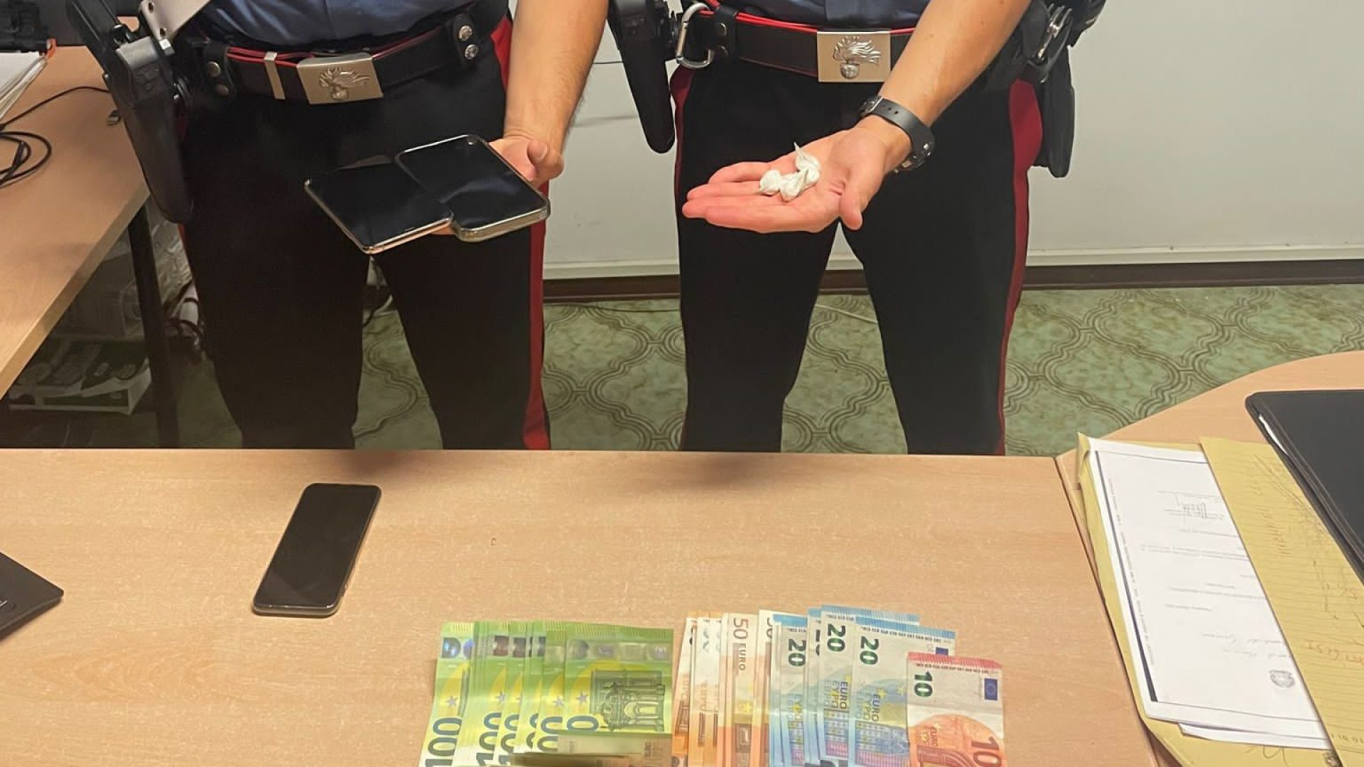 Nell'auto dell'amico senza assicurazione, con la cocaina e 1.800 euro. Arrestato