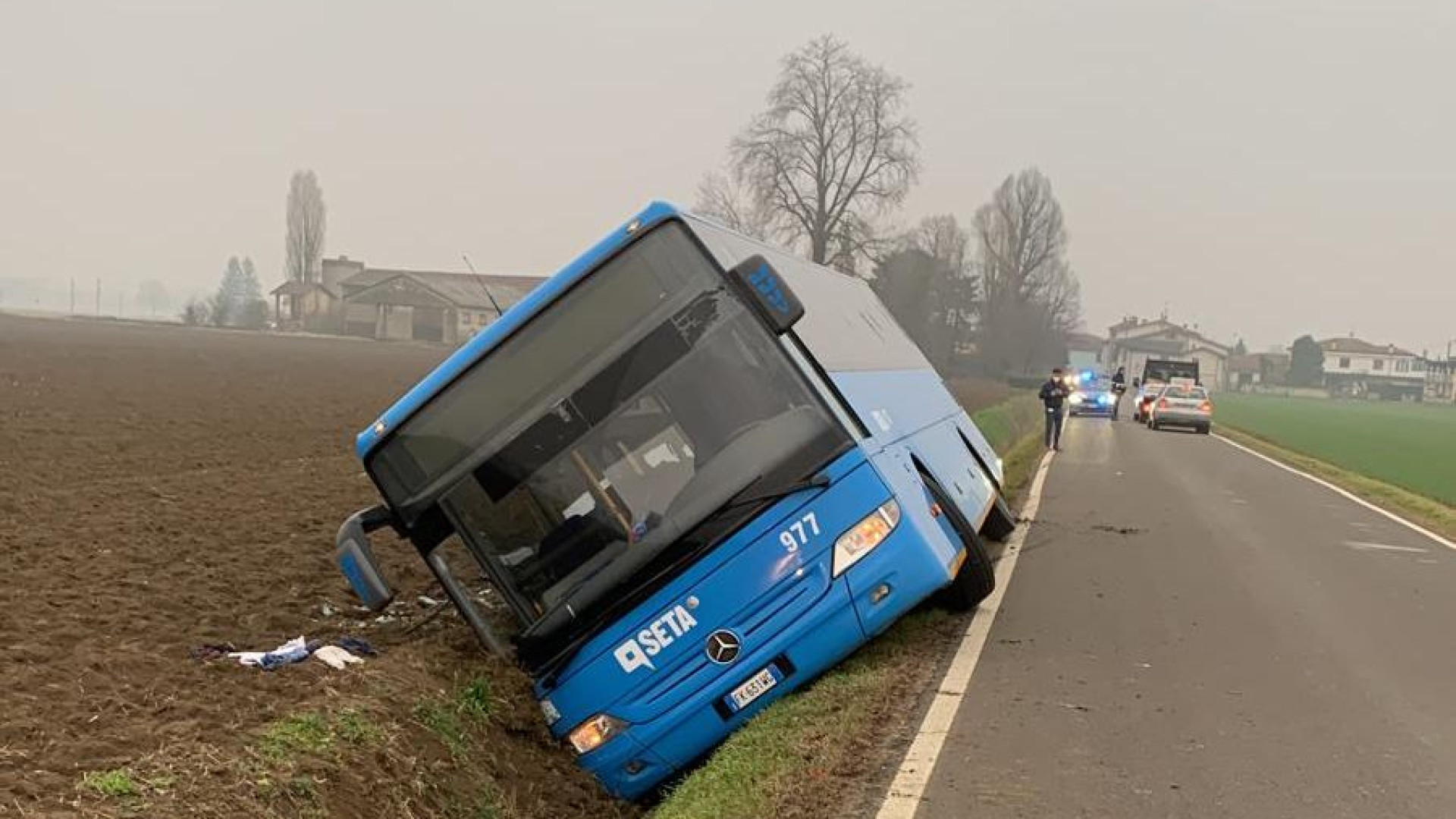 Campremoldo sotto, attimi di paura: bus di linea fuori strada, due feriti lievi