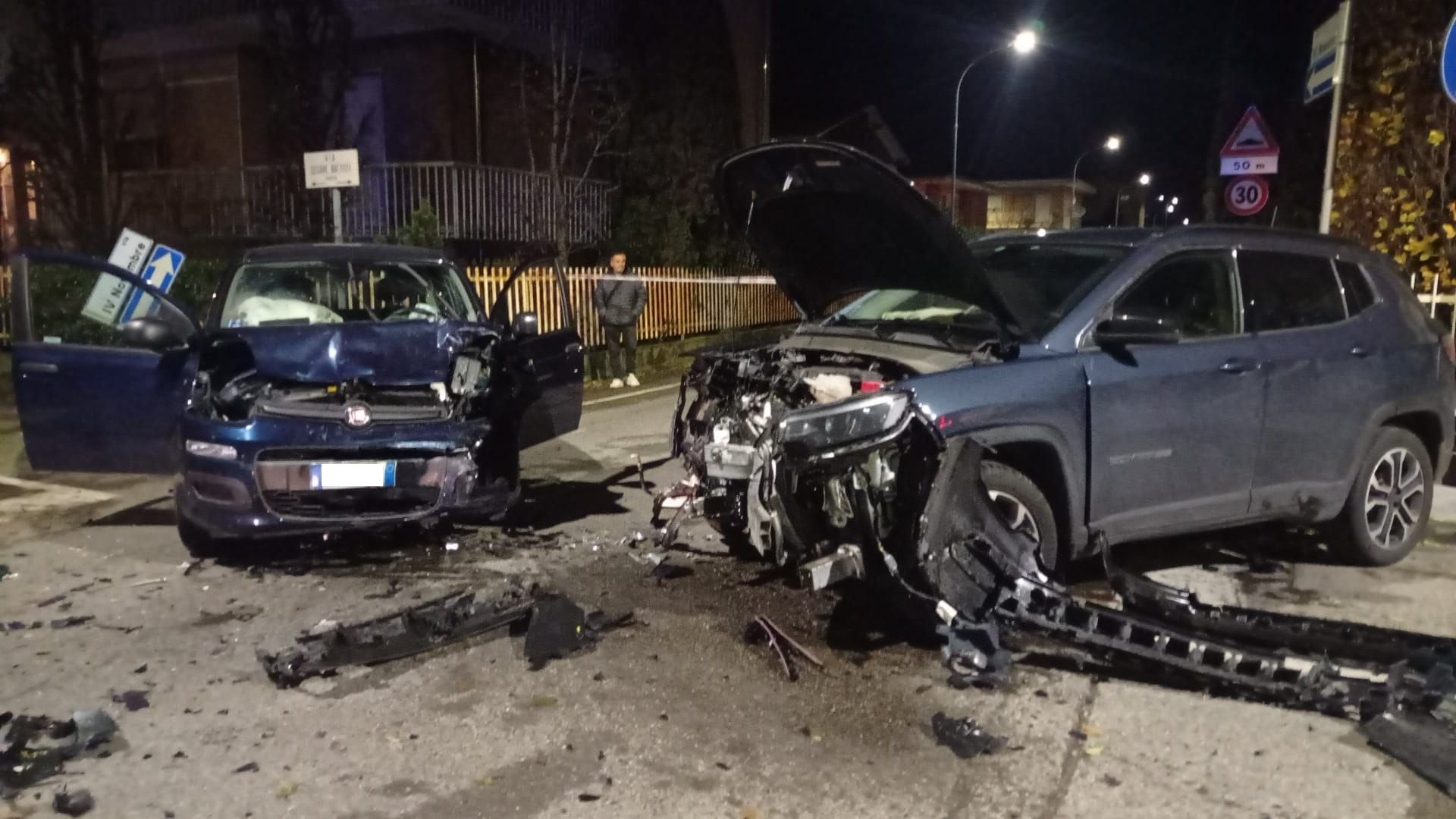 Castel San Giovanni, scontro tra due auto all'incrocio: feriti due cinquantenni