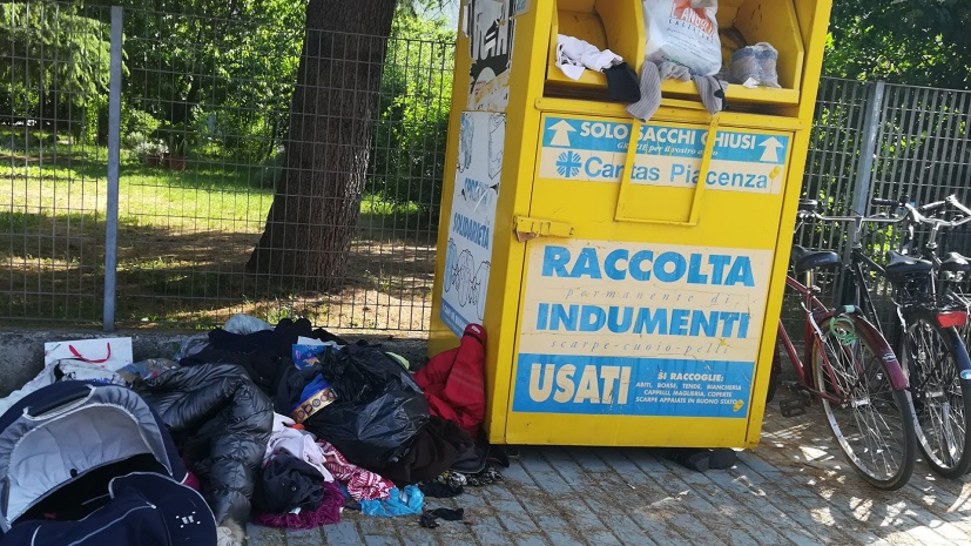 Degrado in via Vaiarini: rifiuti abbandonati in mezzo alla strada