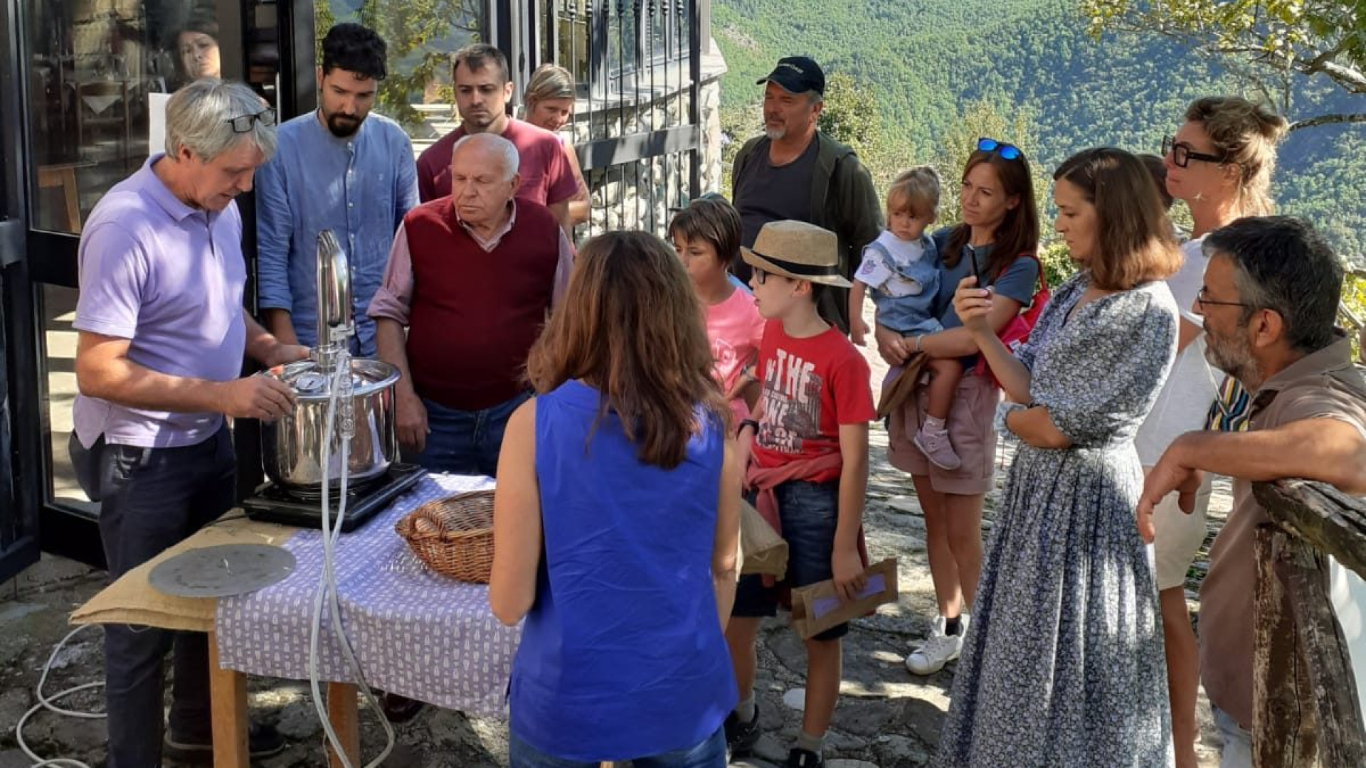 A Lisore le saponette di lavanda dei campi. Papà Loris sceglie la vita qui