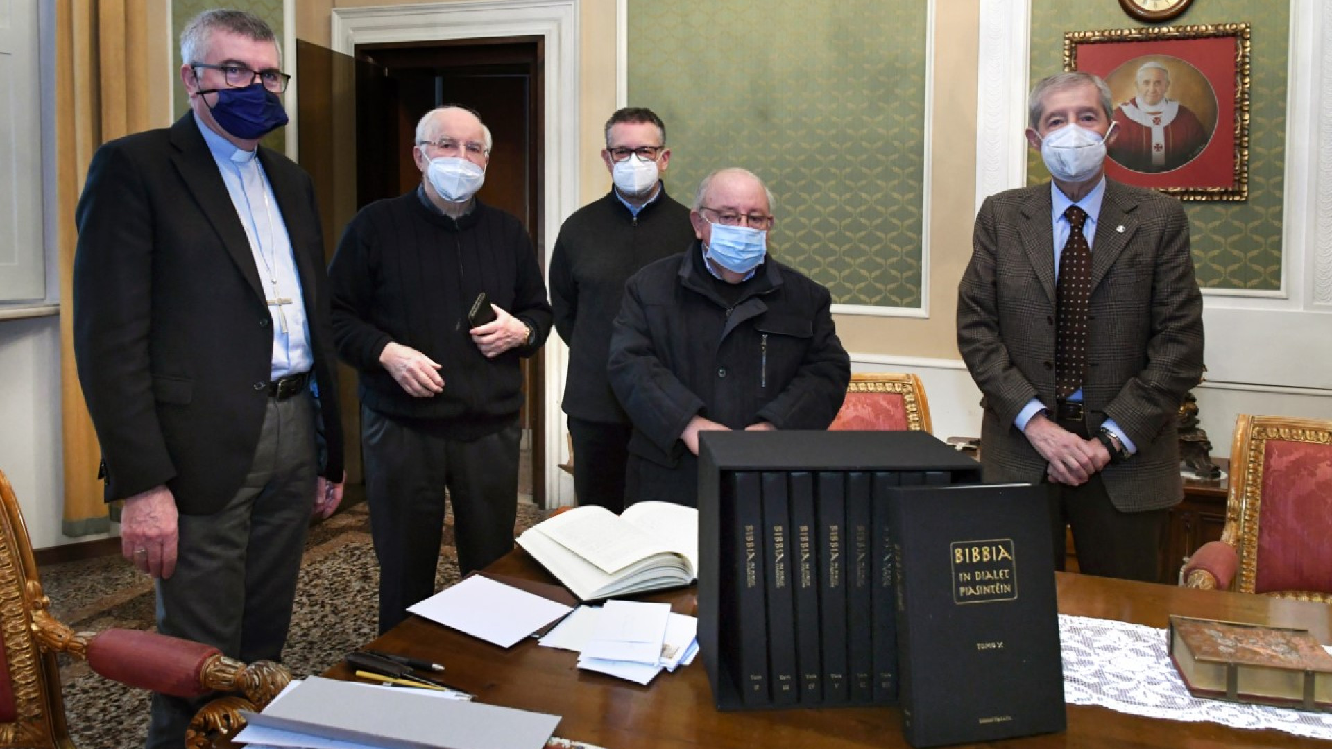 Luigi Zuccheri in udienza privata da Papa Francesco con la Bibbia in piacentino