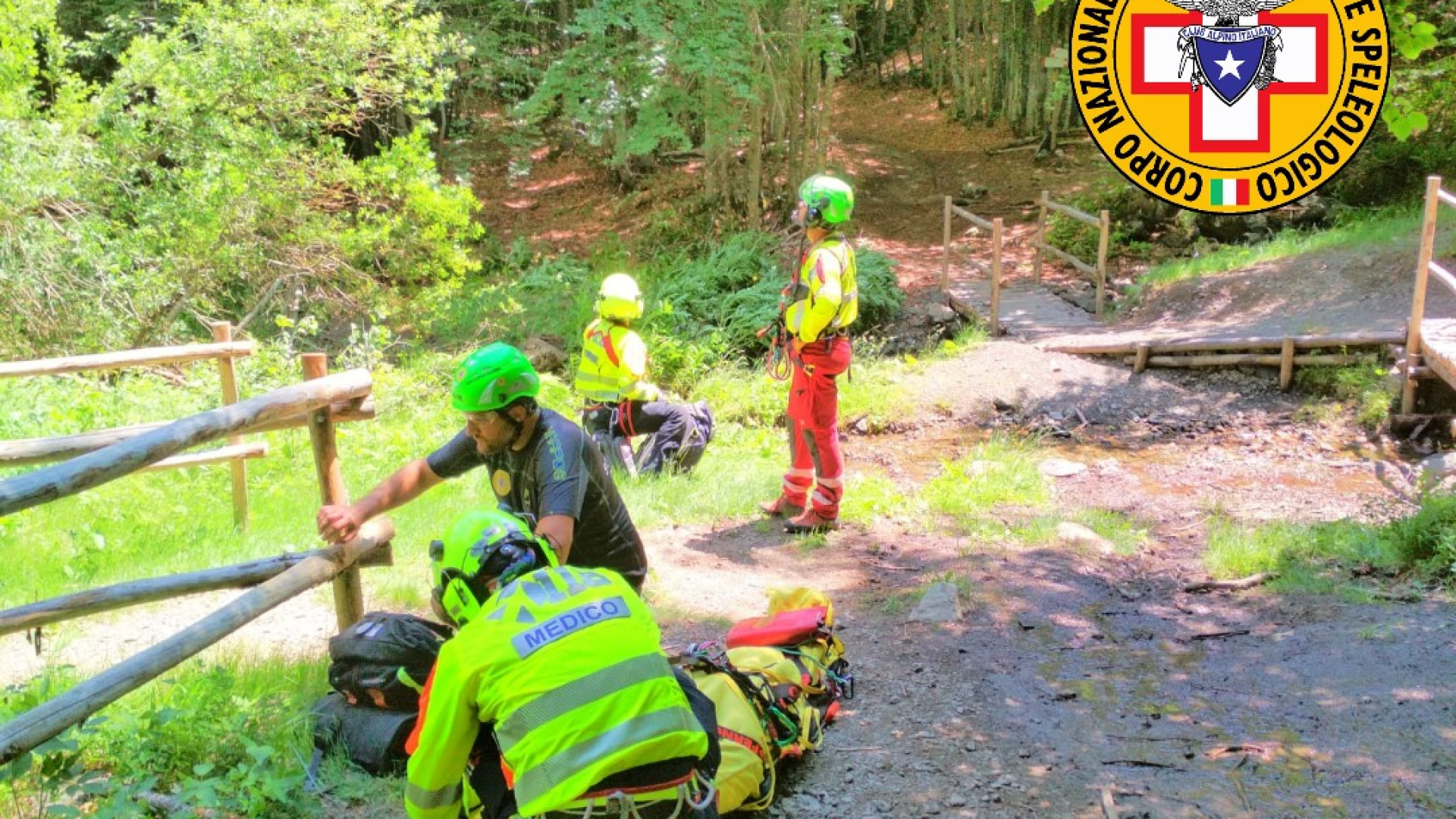 Escavatore si ribalta nei boschi, ferito un operaio forestale a Ferriere