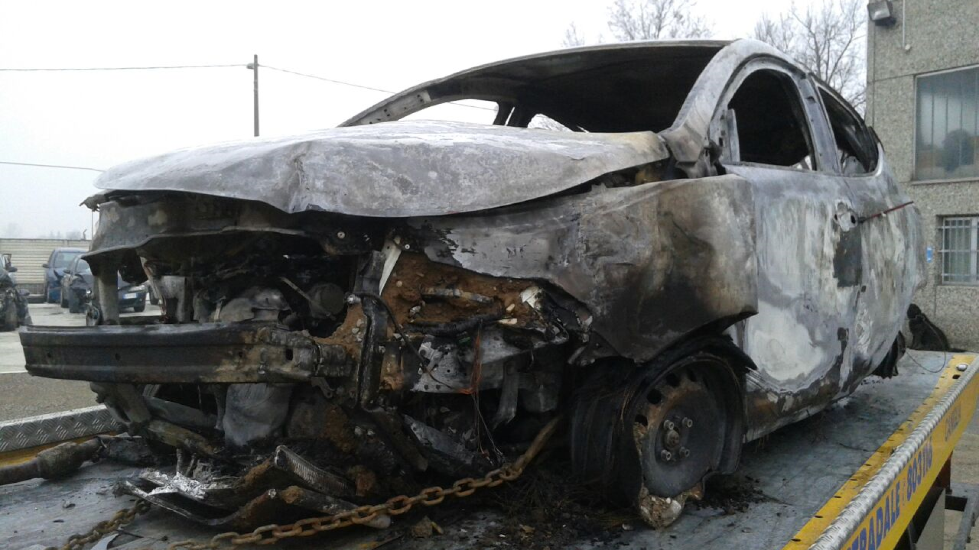 Sarmato, tira dritto alla rotonda: pali divelti e auto in fiamme. Ferito 30enne
