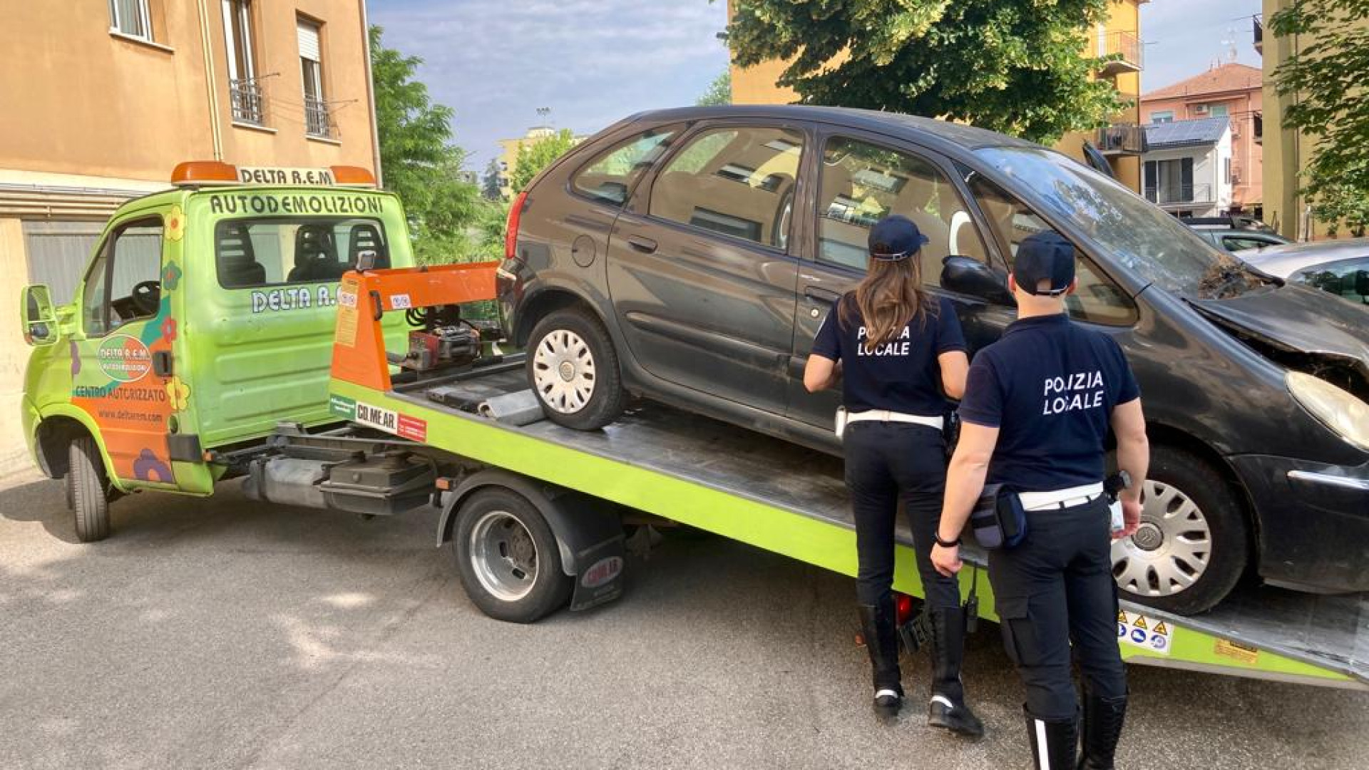 Pugno duro di Acer contro le auto abbandonate: "Stop al degrado nelle case popolari"