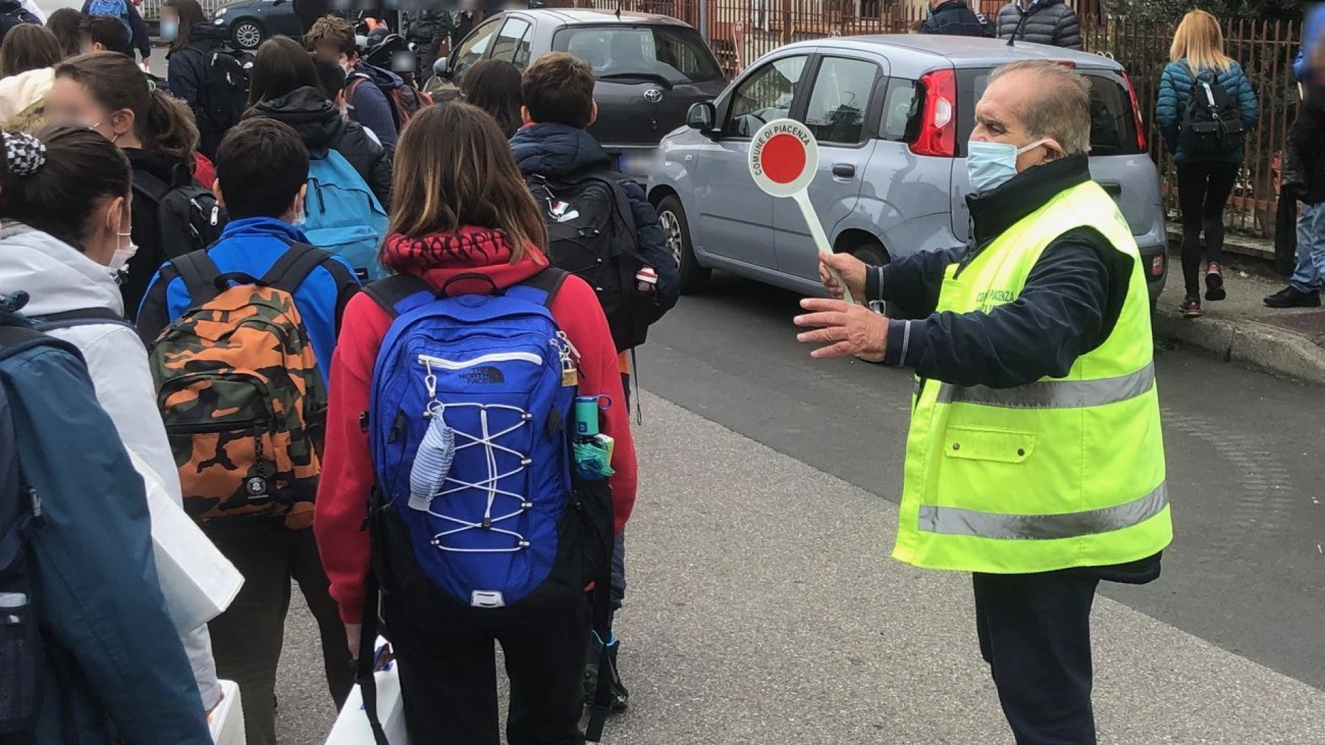 I pensionati "anti-Covid" agitano la paletta: "Studenti, usate la mascherina"