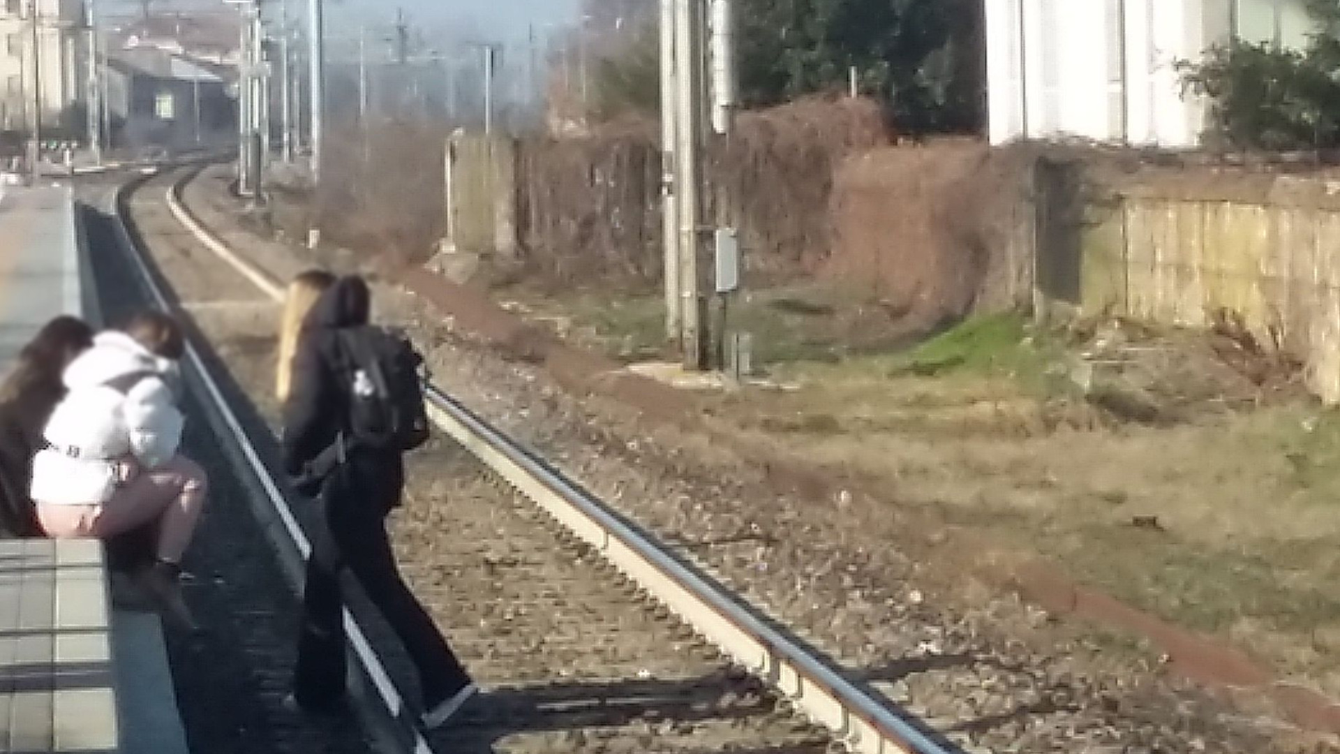 Fiorenzuola, giovani sui binari in attesa del treno: "Rischio enorme"