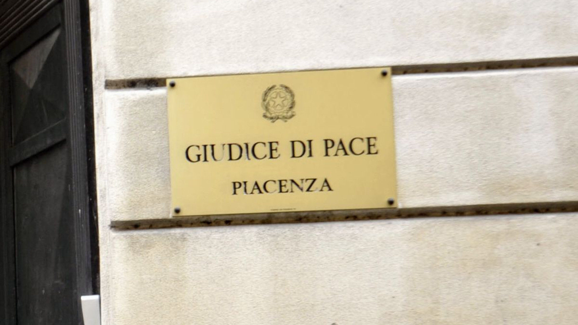 Pandemia, al bar dopo il funerale dell'amico. Assolti sei giovani multati