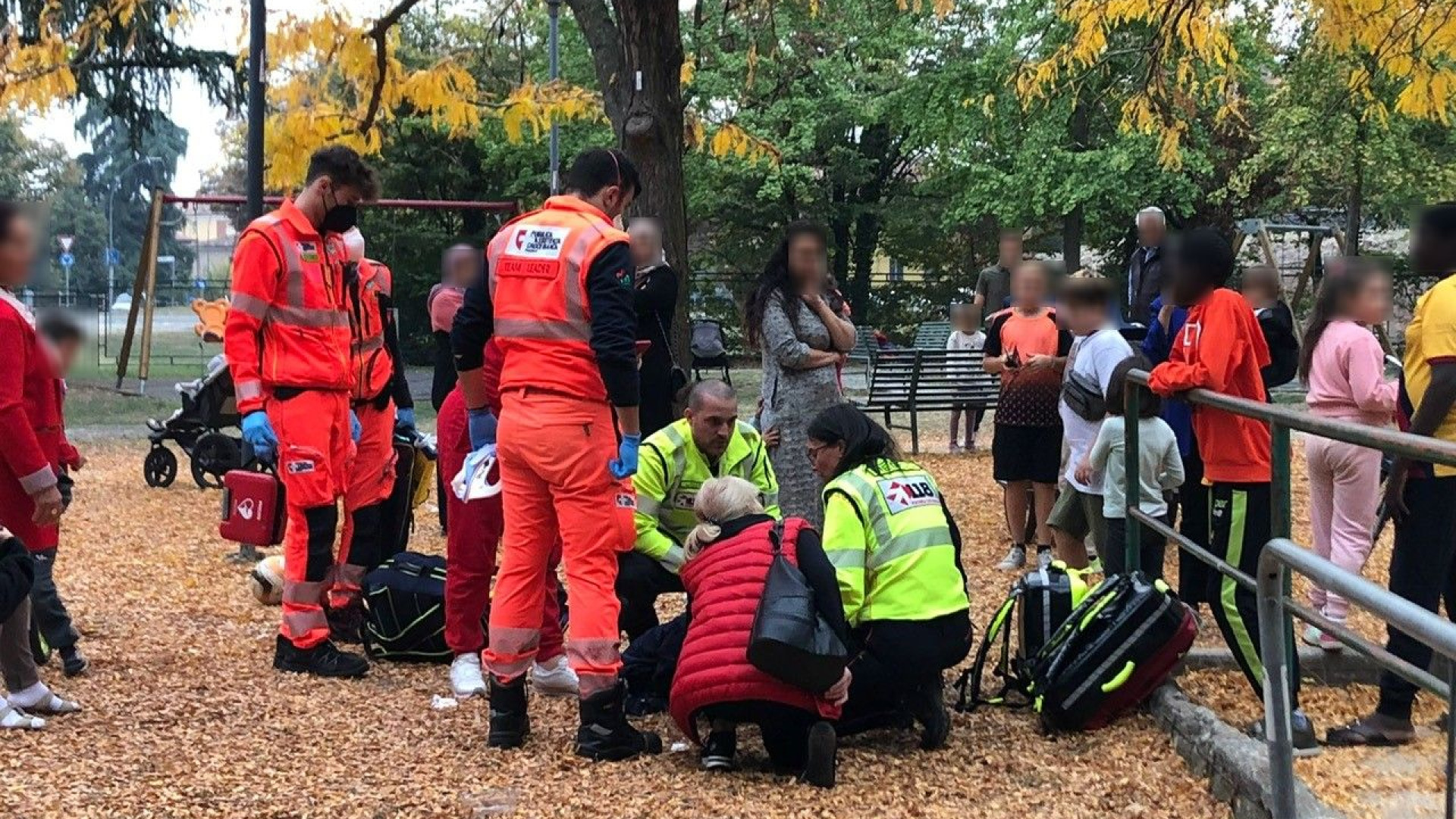Paura al parchetto di viale Patrioti per un bambino caduto da un gioco