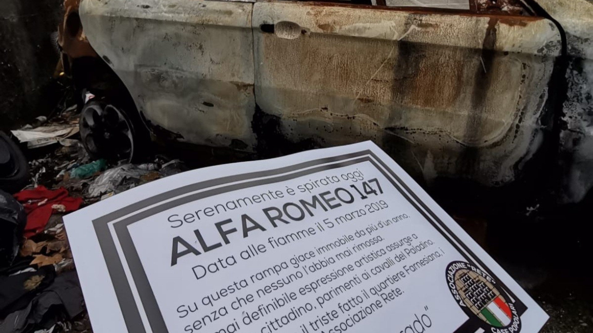 Farnesiana, l'auto bruciata e abbandonata diventa un monumento al degrado
