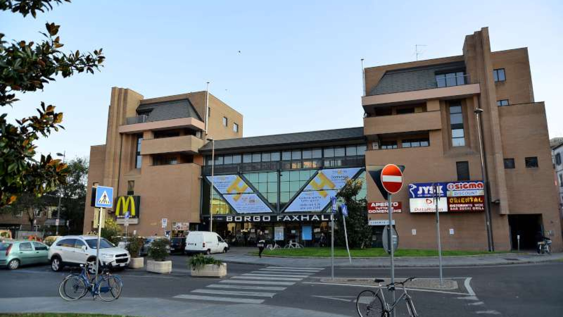 Polizia interviene per un furto in un negozio ma era un trasloco