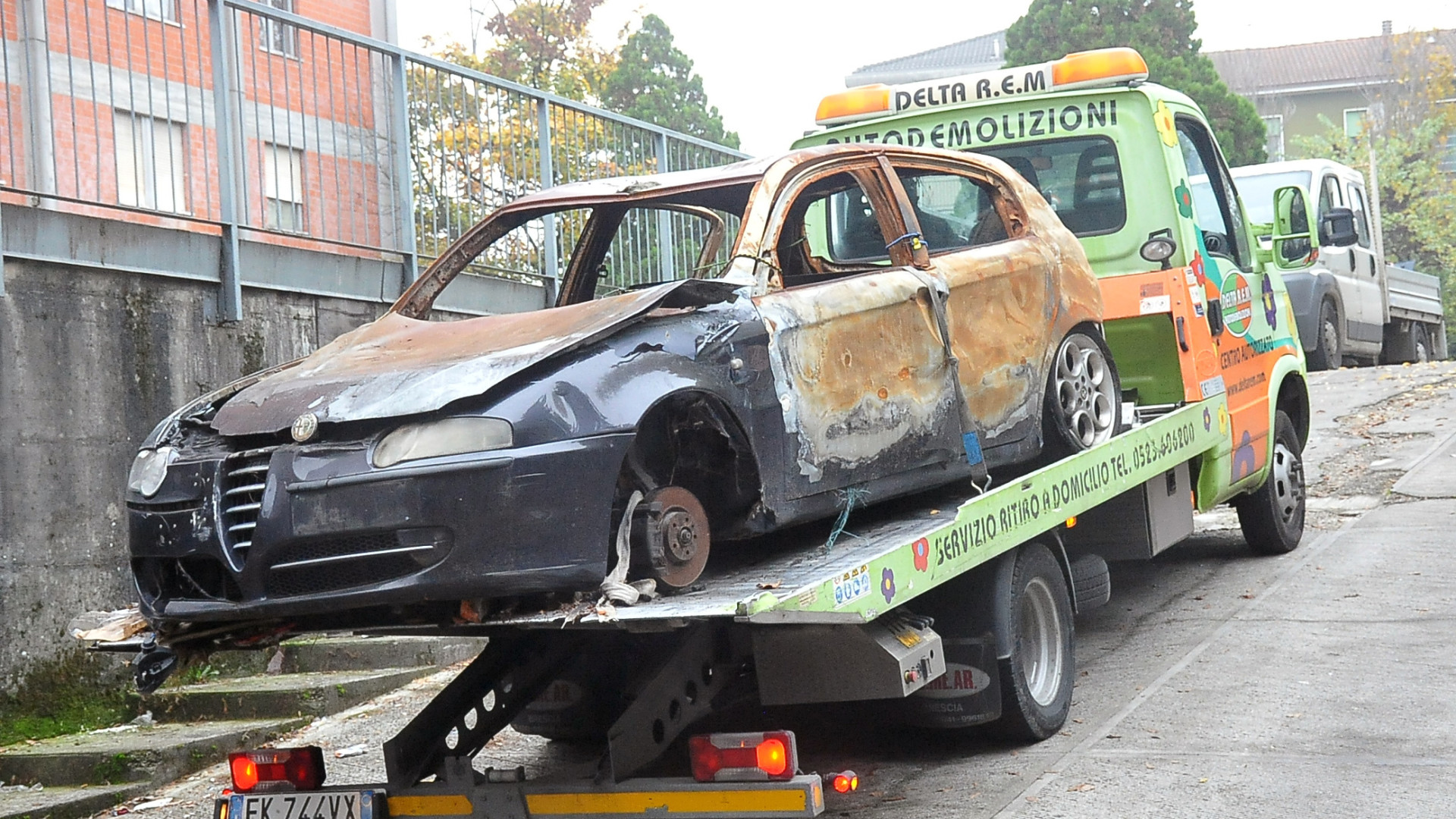 Il "monumento al degrado" non esiste più: rimossa l'auto bruciata