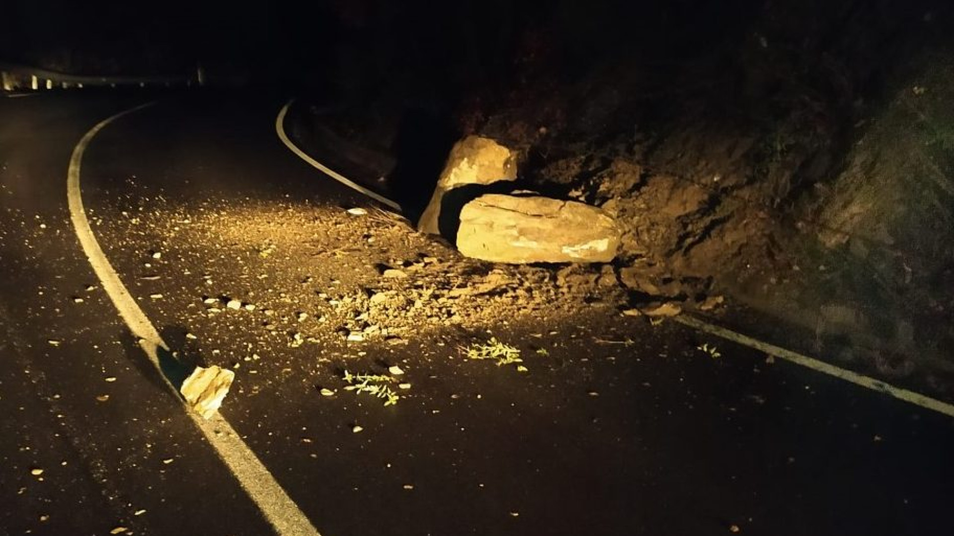 Piogge intense, caduta massi sulla Statale 45 dopo Marsaglia