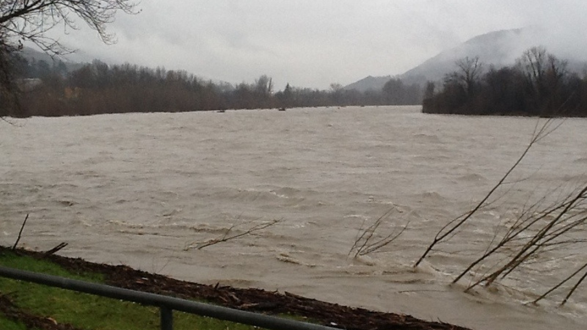 A Rivergaro il Trebbia sfiora la passeggiata. Sotto osservazione le frane