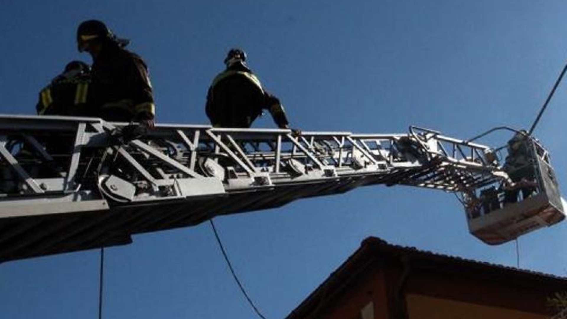 Ragazzini ubriachi fradici barricati in casa, intervengono i pompieri