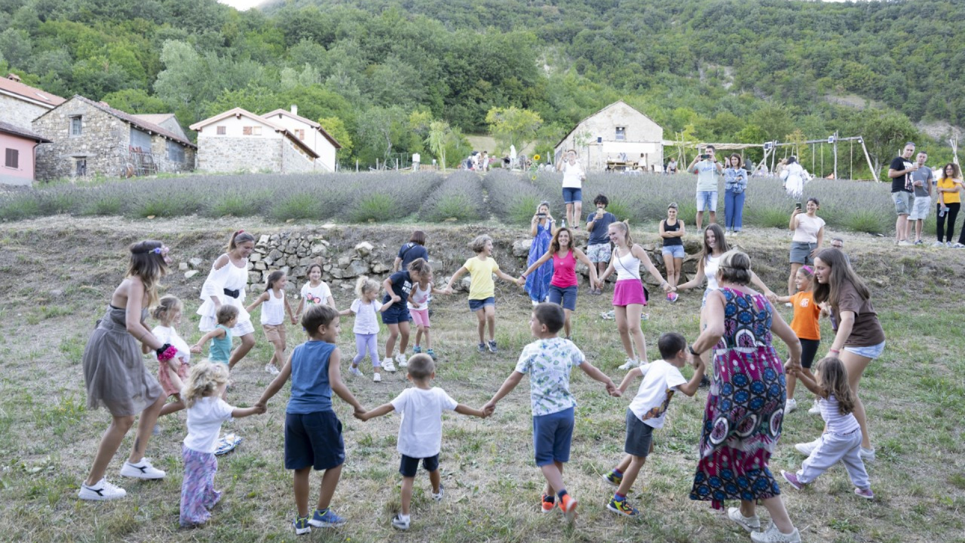 A Campi di Ottone si fa festa alla lavanda, la coltura lilla che insegna a resistere