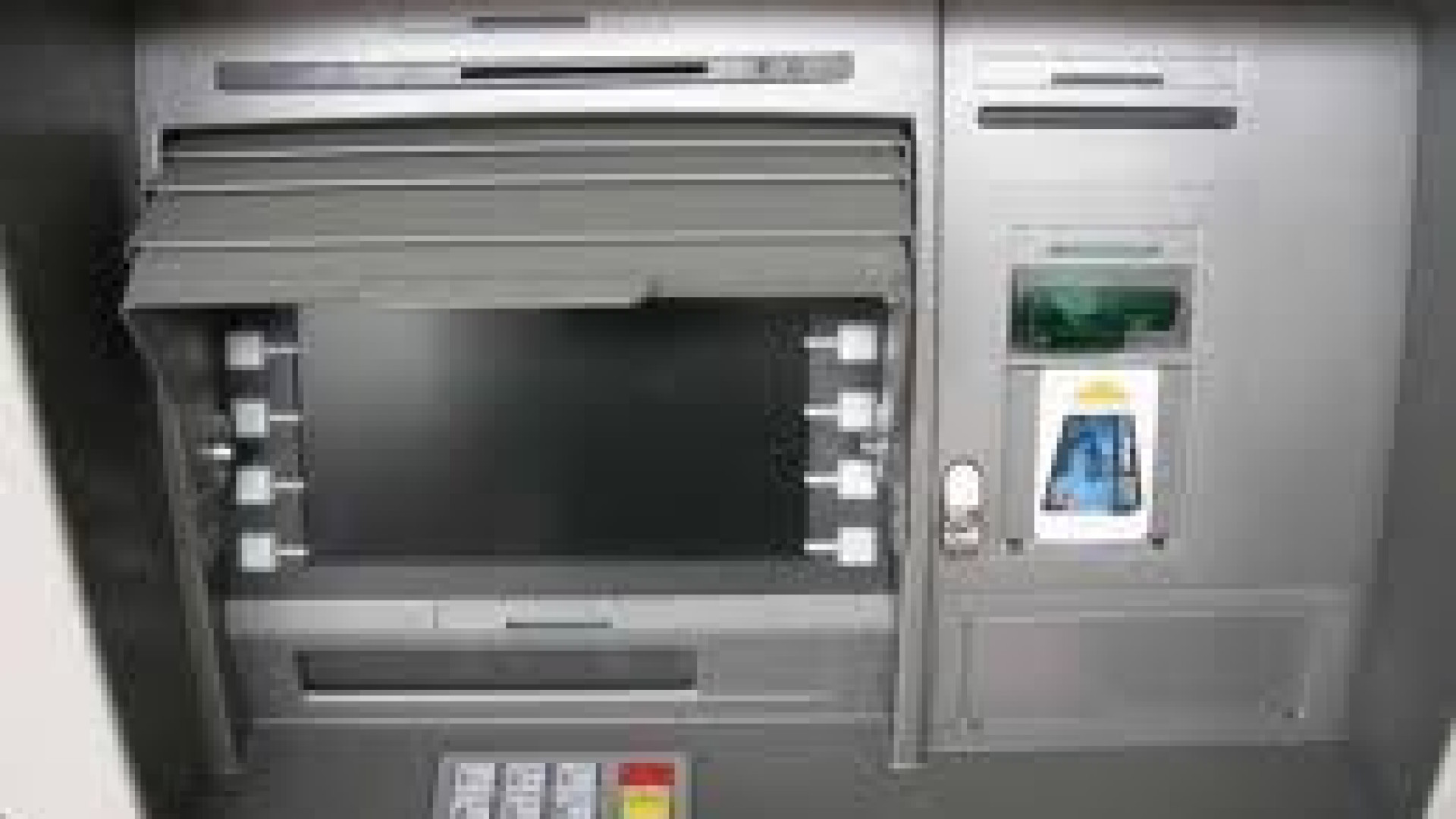 Manomesso il bancomat delle Credem in via Emilia Parmense