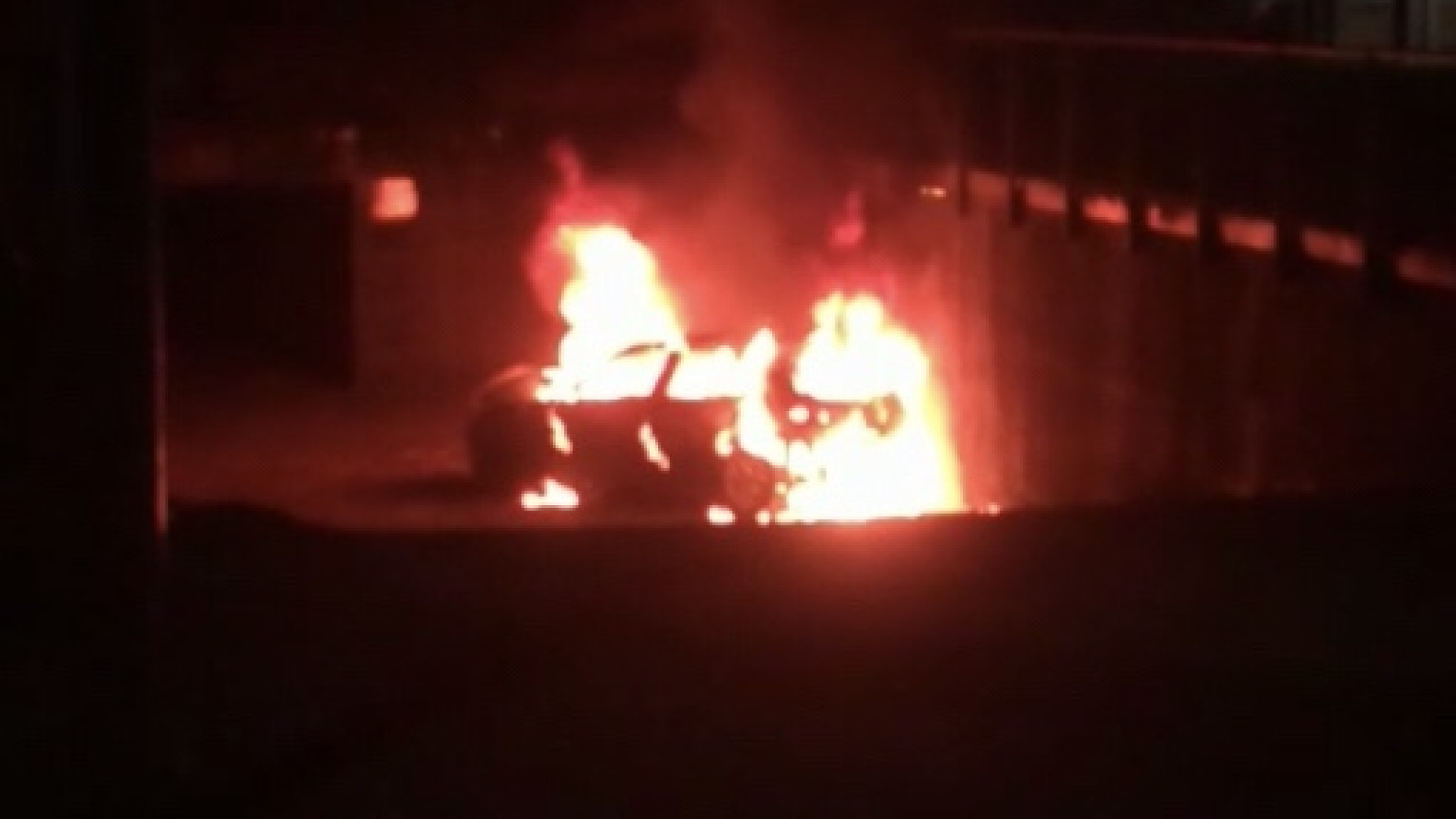 Ennesima auto incendiata nella notte alla Farnesiana, cittadini esasperati