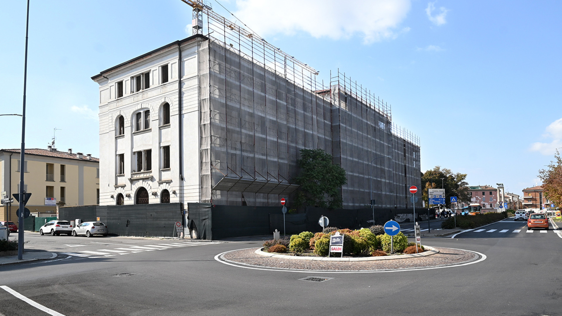 Viaggio tra gli edifici abbandonati. Ma riparte il cantiere agli ex Magazzini