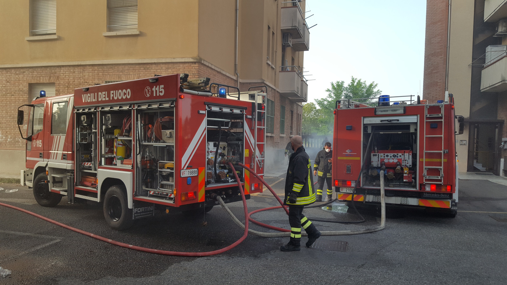 Incendio di via San Sepolcro, caccia alle cause: non escluso il dolo
