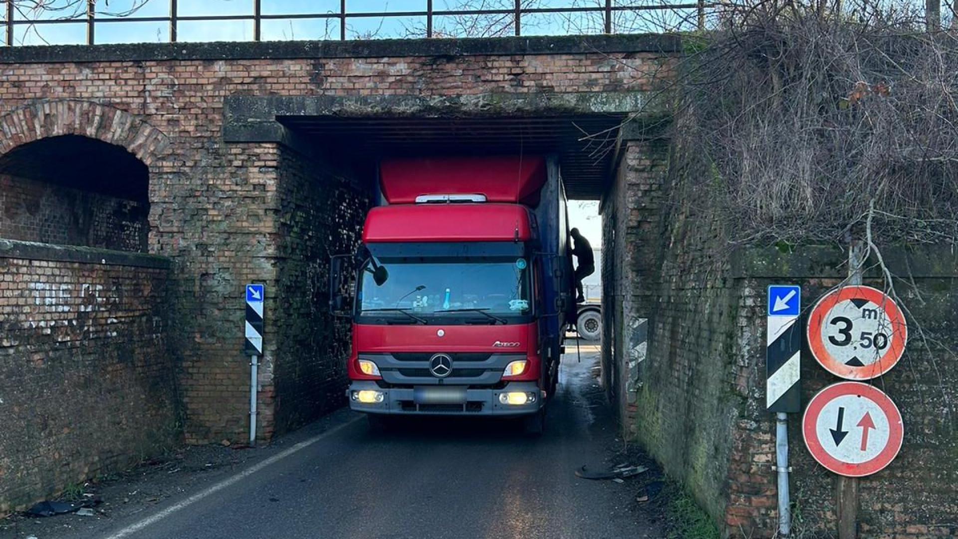 Camion incastrato a Caorso, autista non rispetta i limiti d'altezza: sanzionato
