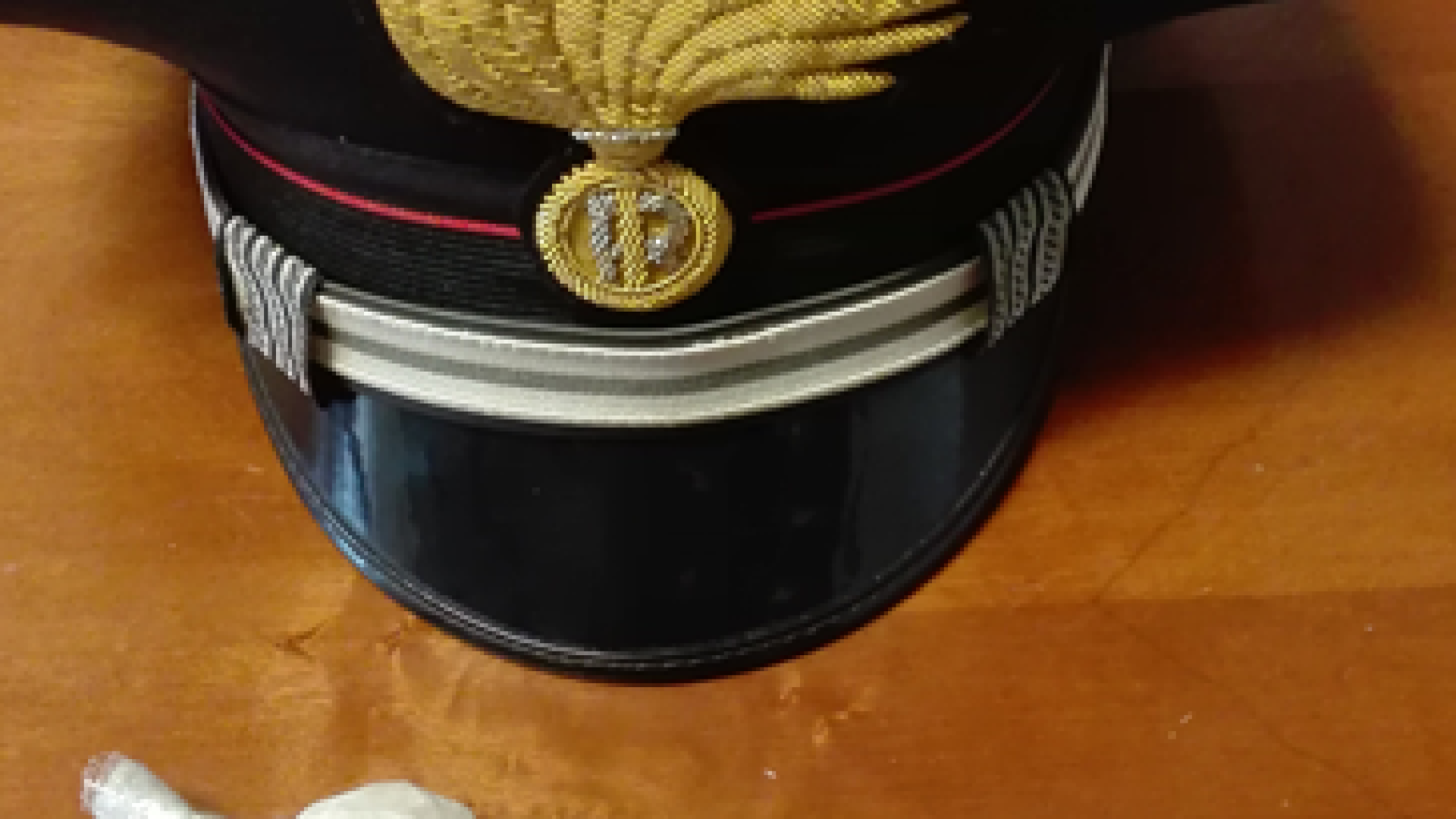 Alla vista dei carabinieri scappano nei campi e abbandonano 10 grammi di eroina
