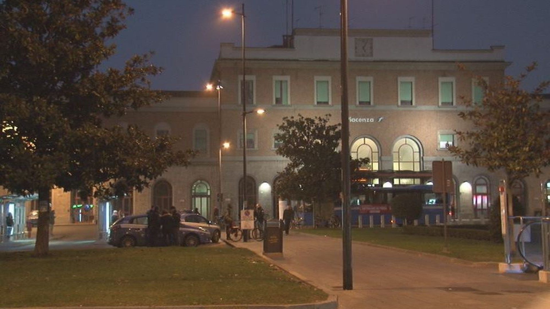 Gettano la droga sotto al taxi: quattro marocchini denunciati alla stazione