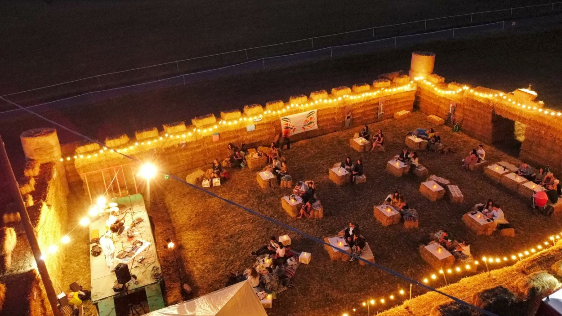 "Manca la sicurezza": stop temporaneo per il fiabesco castello di paglia di Travo