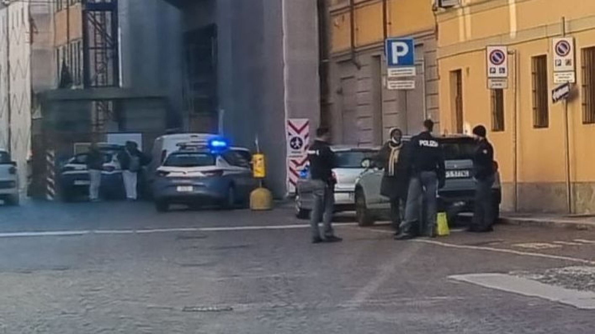Minaccia i passanti con un coltello in piazza S. Antonino: donna fermata dalla polizia